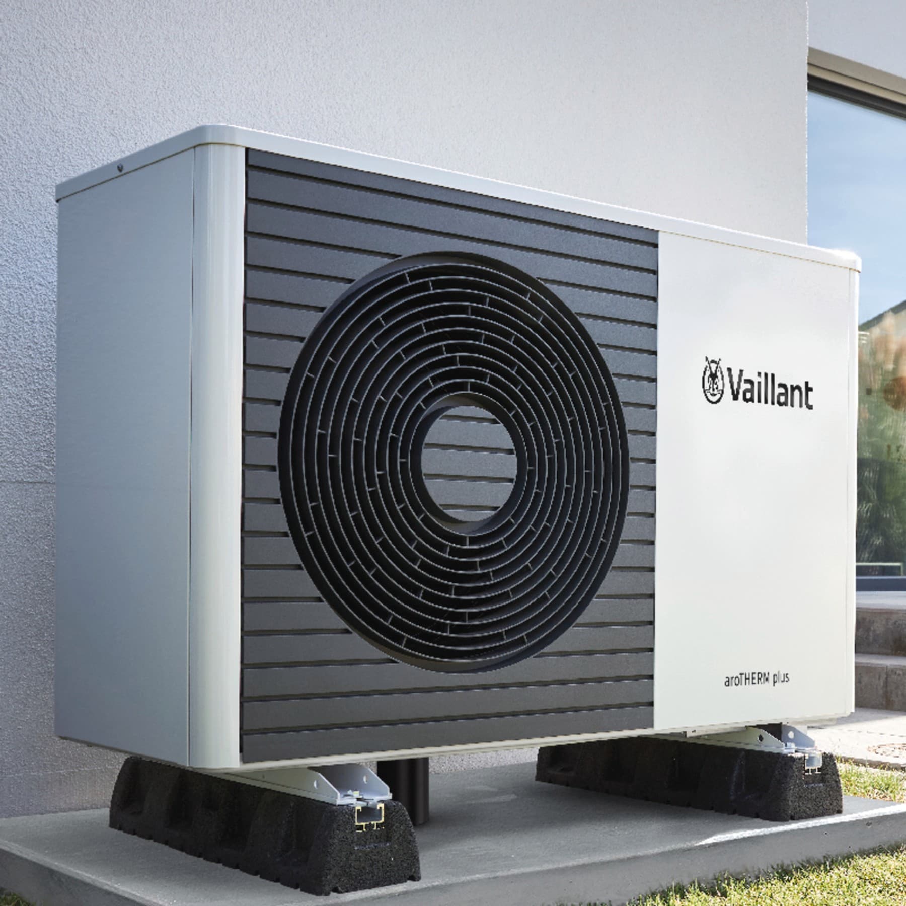Vaillant Wärmepumpe vor einem Haus