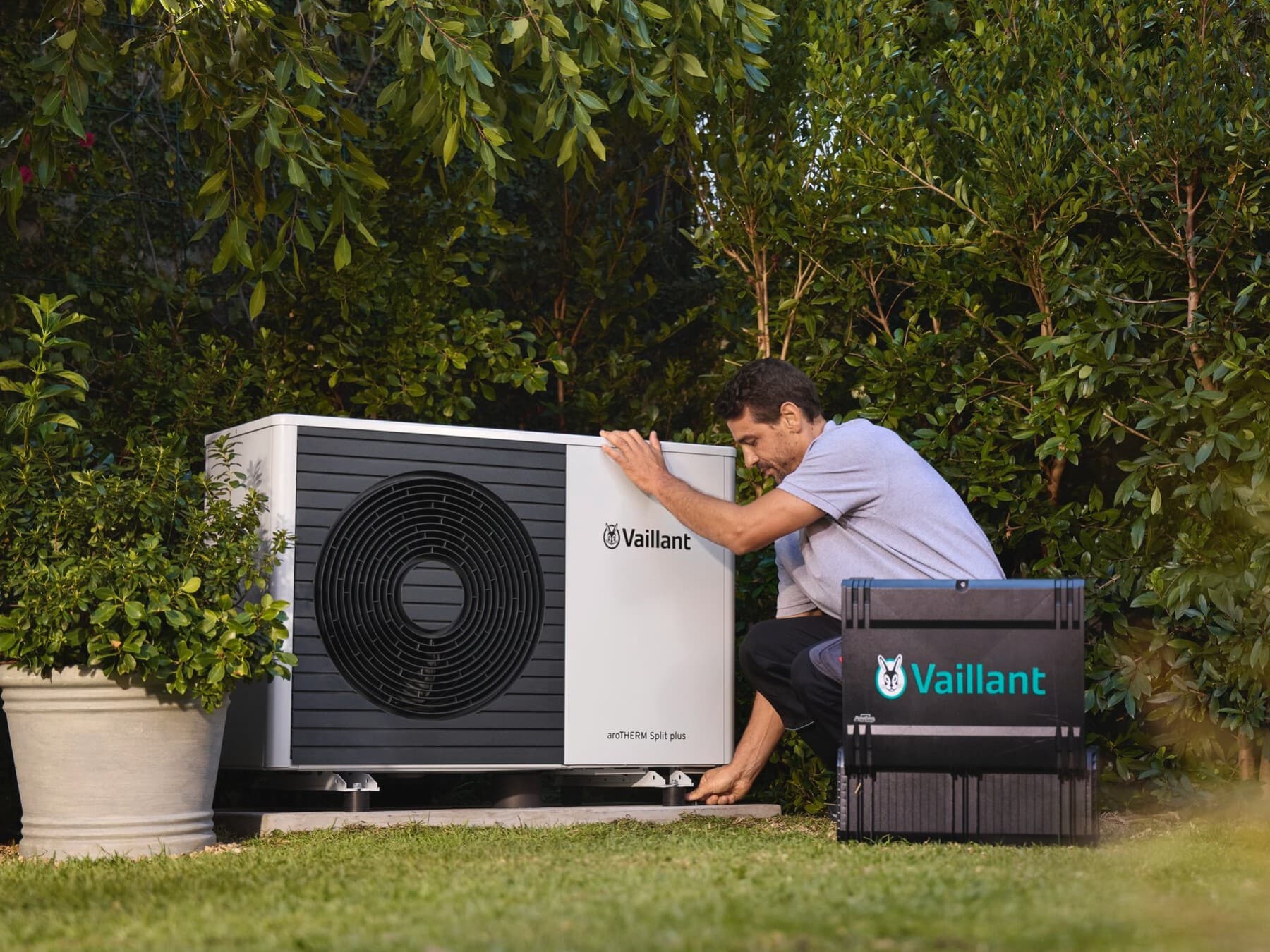 Servicetechniker mit Vaillant Koffer prüft Wärmepumpe