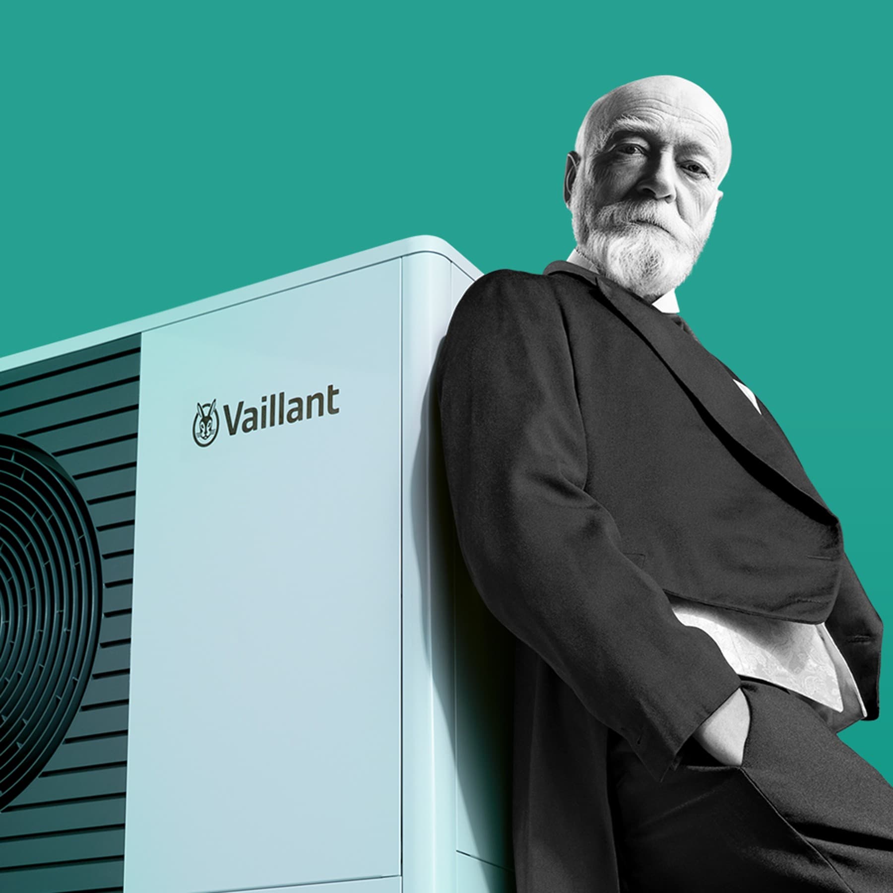 Portrait von Johann Vaillant in moderner Adaption, wie er an einer neuen Vaillant Wärmepumpe lehnt.