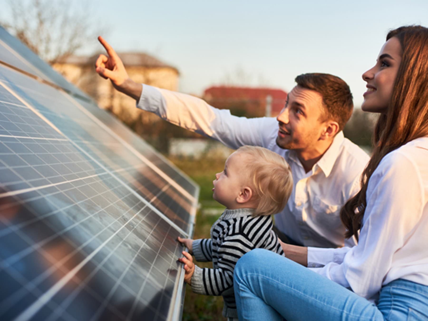 Eine Familie vor einer Photovolaik-Anlage