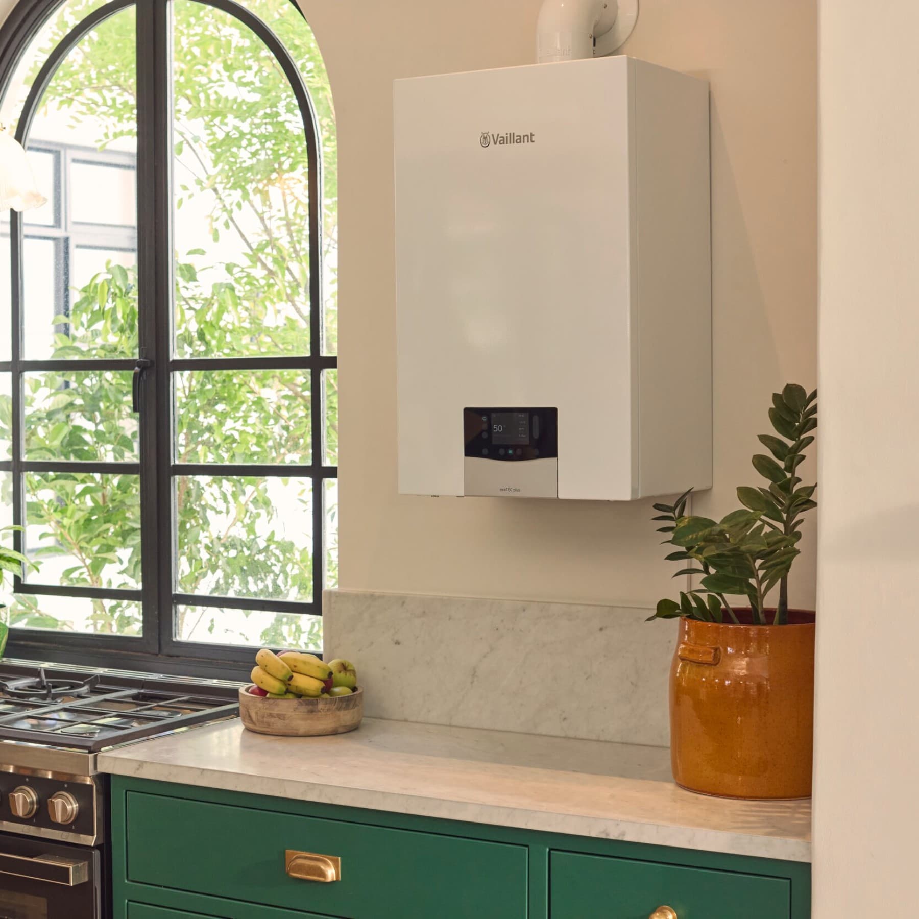 Gas-Heizgerät hängt in der Küche an der Wand.