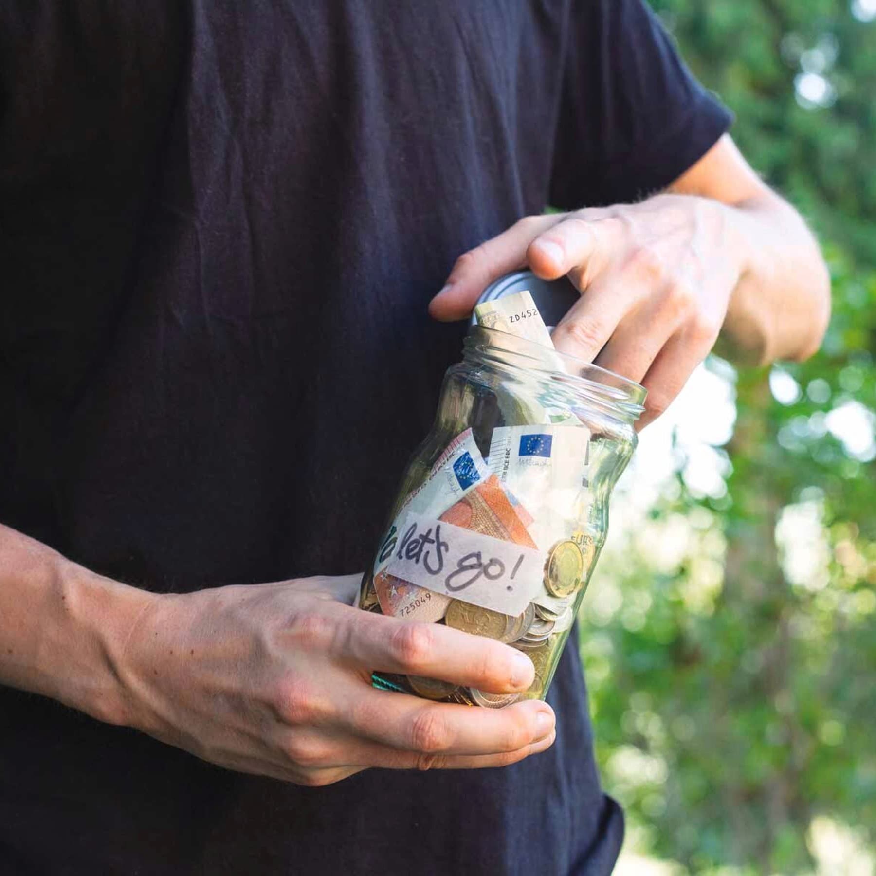 Ein Mann mit einer Gelddose