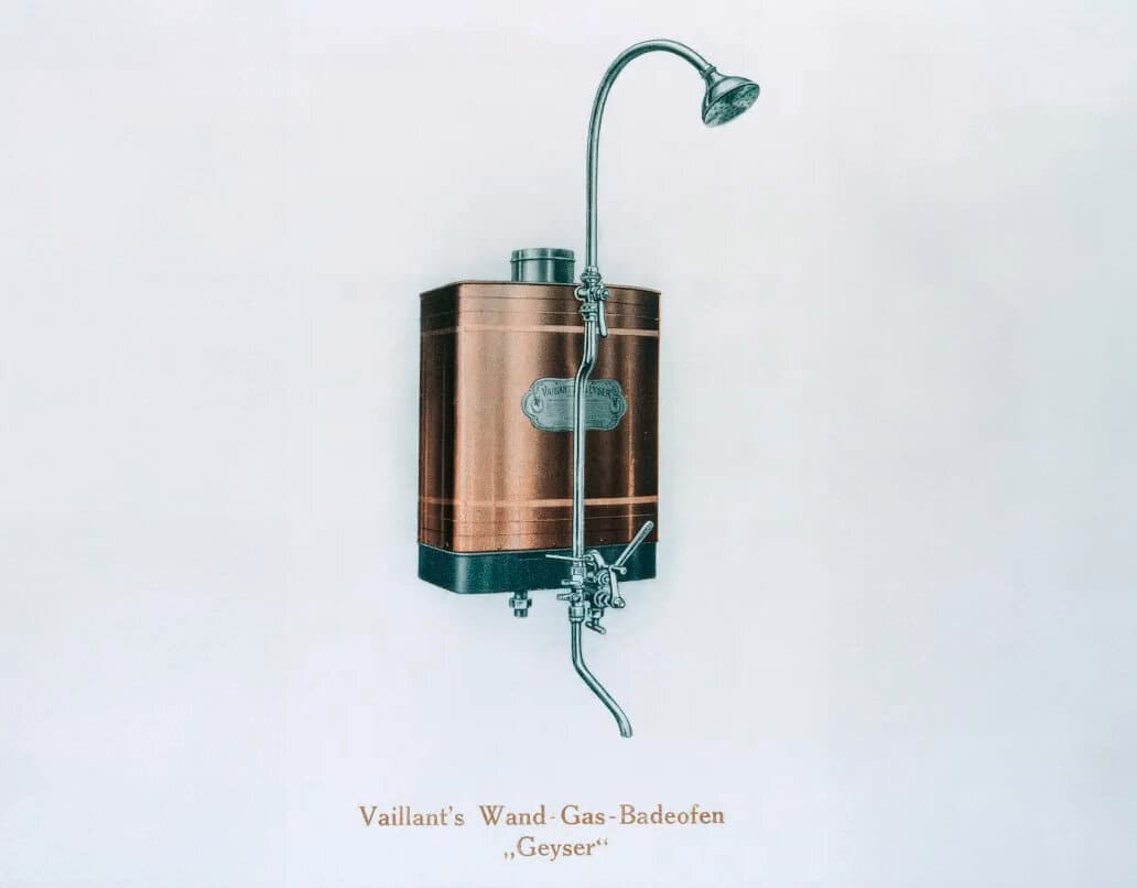 Ein alter Geyser, der an einer Wand hängt