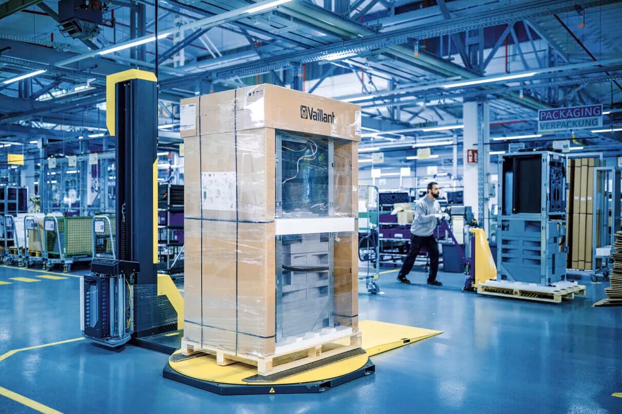 Eine verpackte Vaillant geoTHERM im Werk