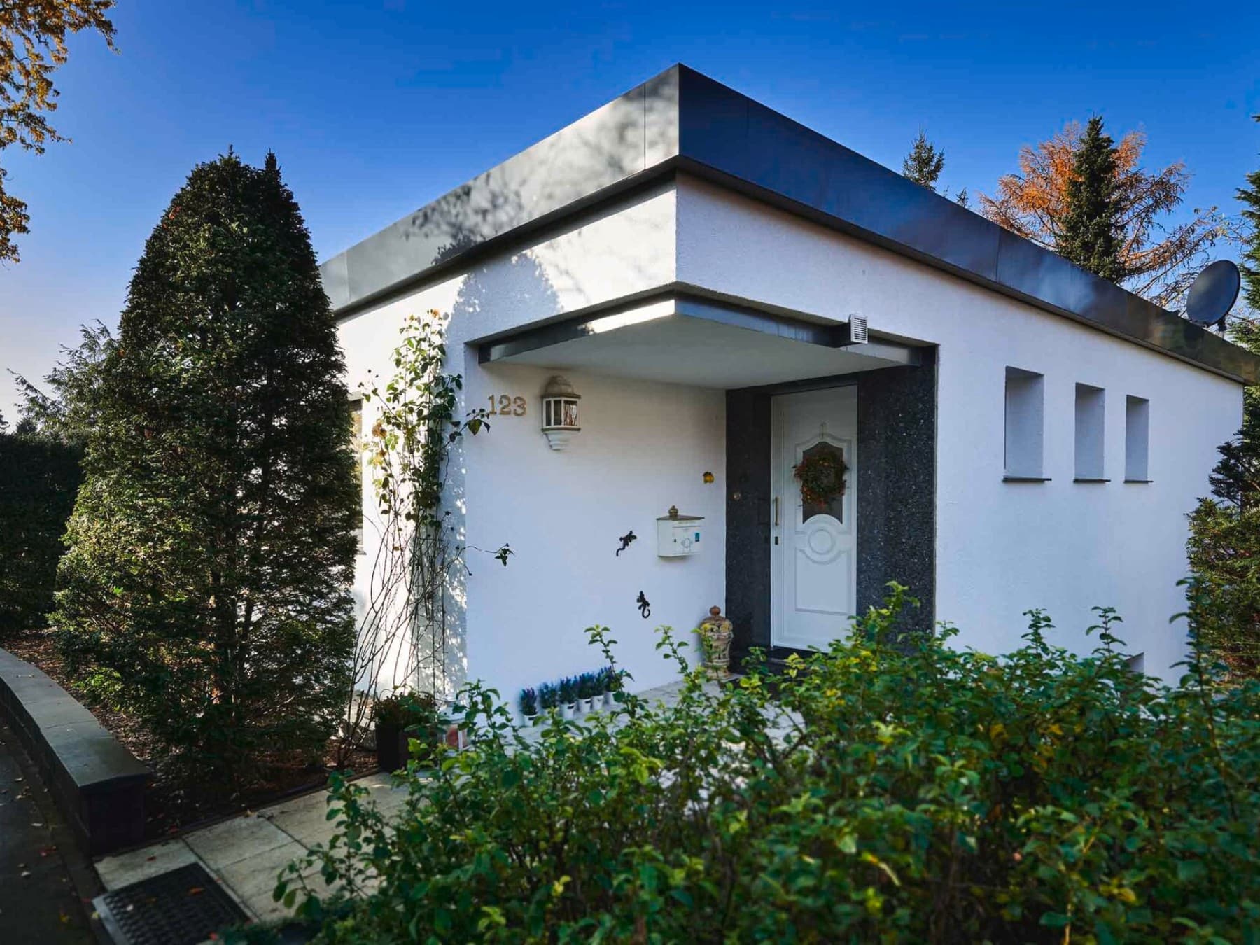 Außenansicht eines Flachdach-Bungalows