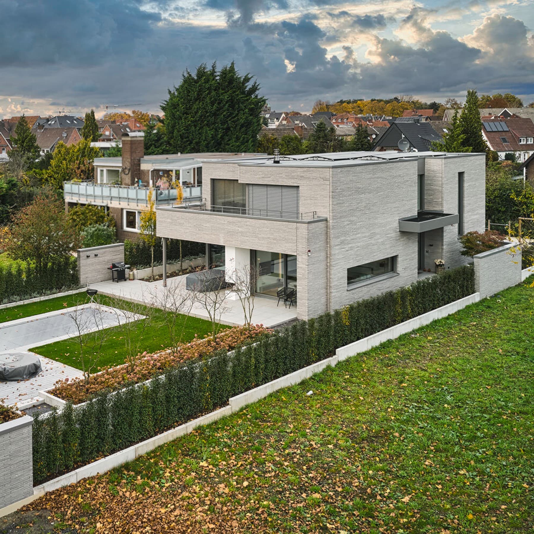Ansicht des Architektenhauses aus Vogelperspektive, auf der linken Seite der dazugehörige Garten