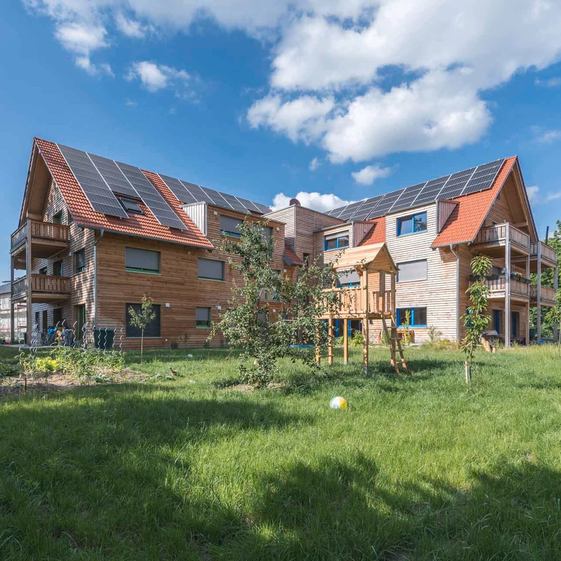 Aufgeschlagenes Notizbuch, dazu ein Kugelschreiber