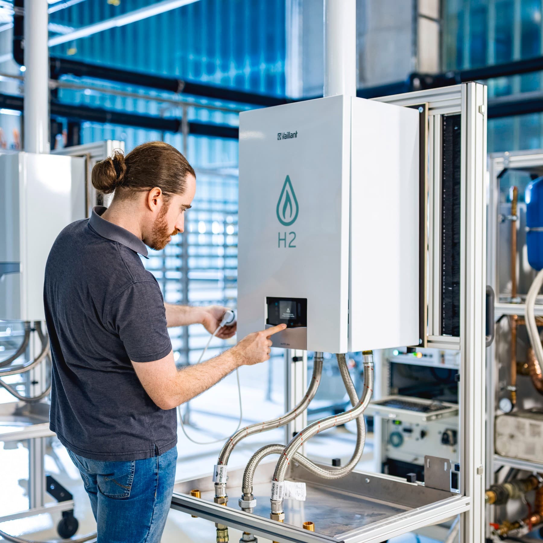 Ein Techniker bedient eine Gasheizung in einem Testraum