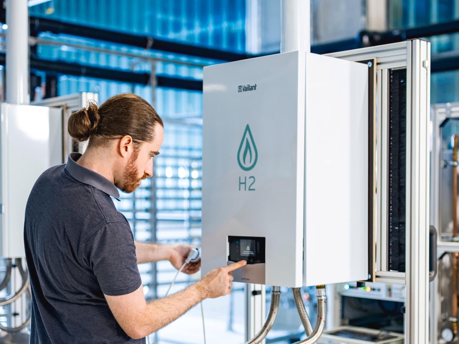 Mitarbeiter testet eine Wasserstoffheizung im Vaillant Testcenter