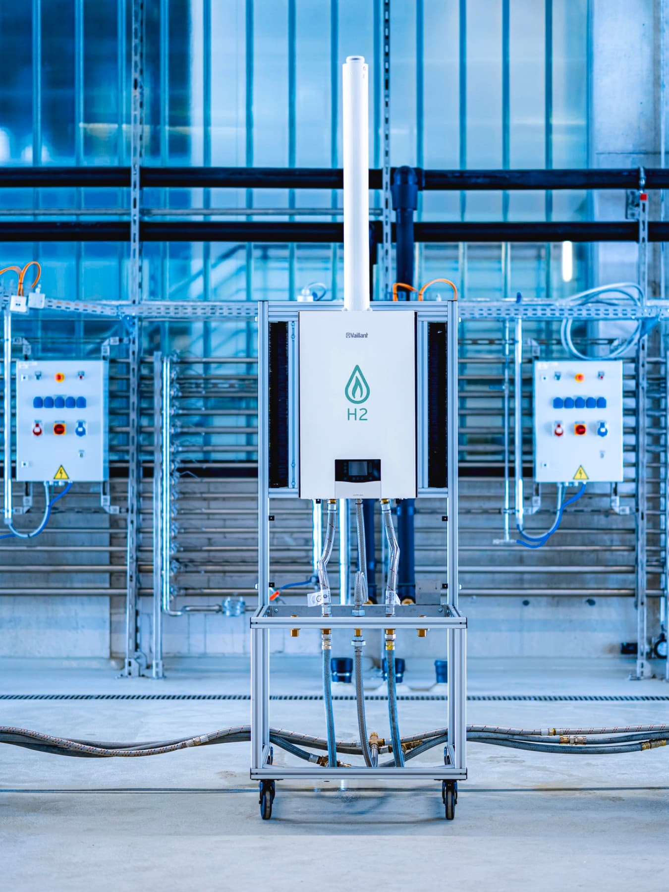 Vaillant Gasheizungen in einer Testumgebung, im Hintergrund ist grafisch ein grünes V eingefügt.