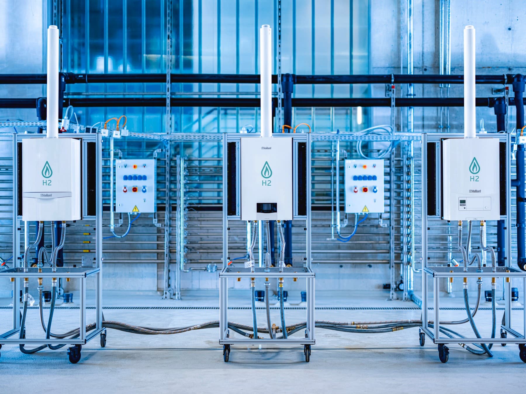 Vaillant Gasheizungen in einer Testumgebung, im Hintergrund ist grafisch ein grünes V eingefügt.