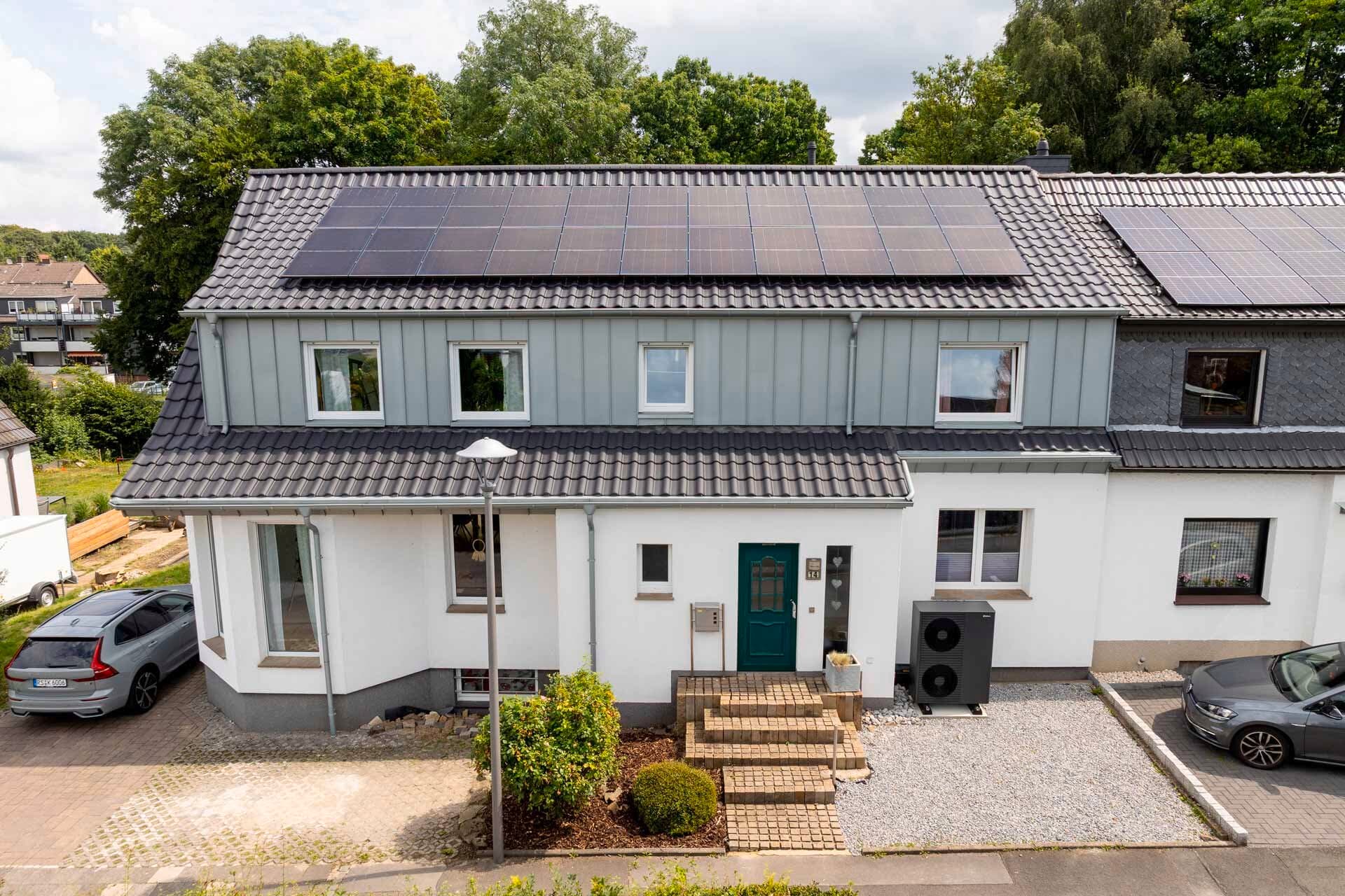 Doppelhaushälfte, bei der die Wärmepumpe unter dem Fenster steht