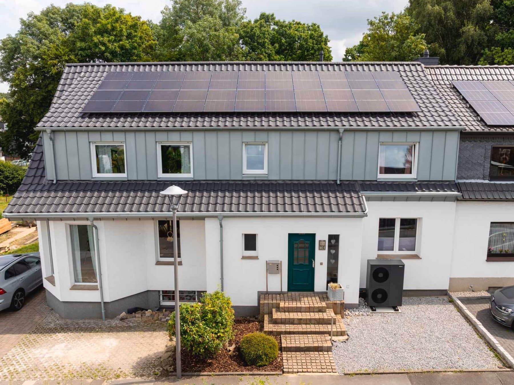 Außenansicht des Hauses mit einer schwarzgrauen Vaillant Wärmepumpe