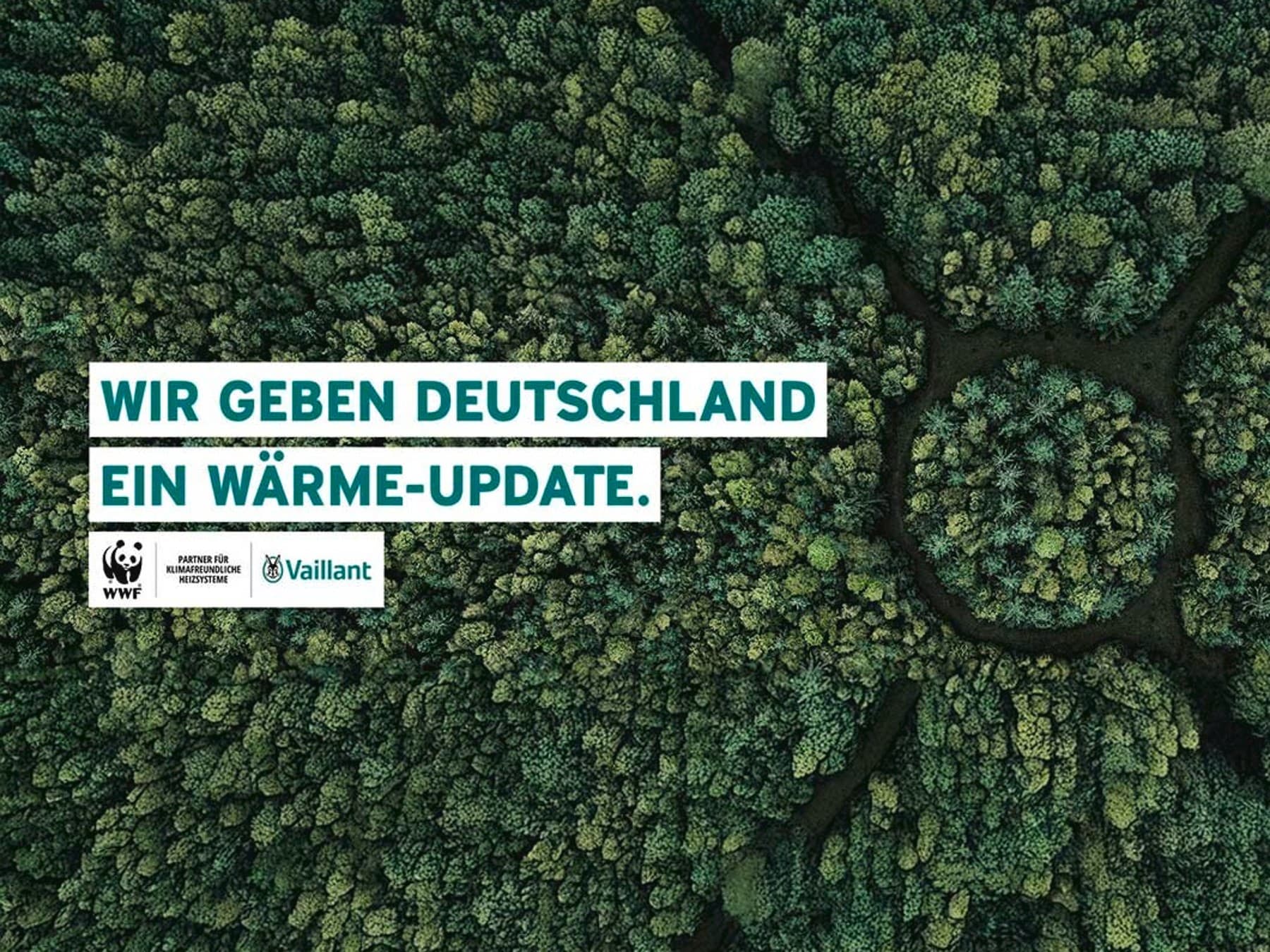 Ein Wald von oben mit einem Slogan für die Partnerschaft von WWF und Vaillant.