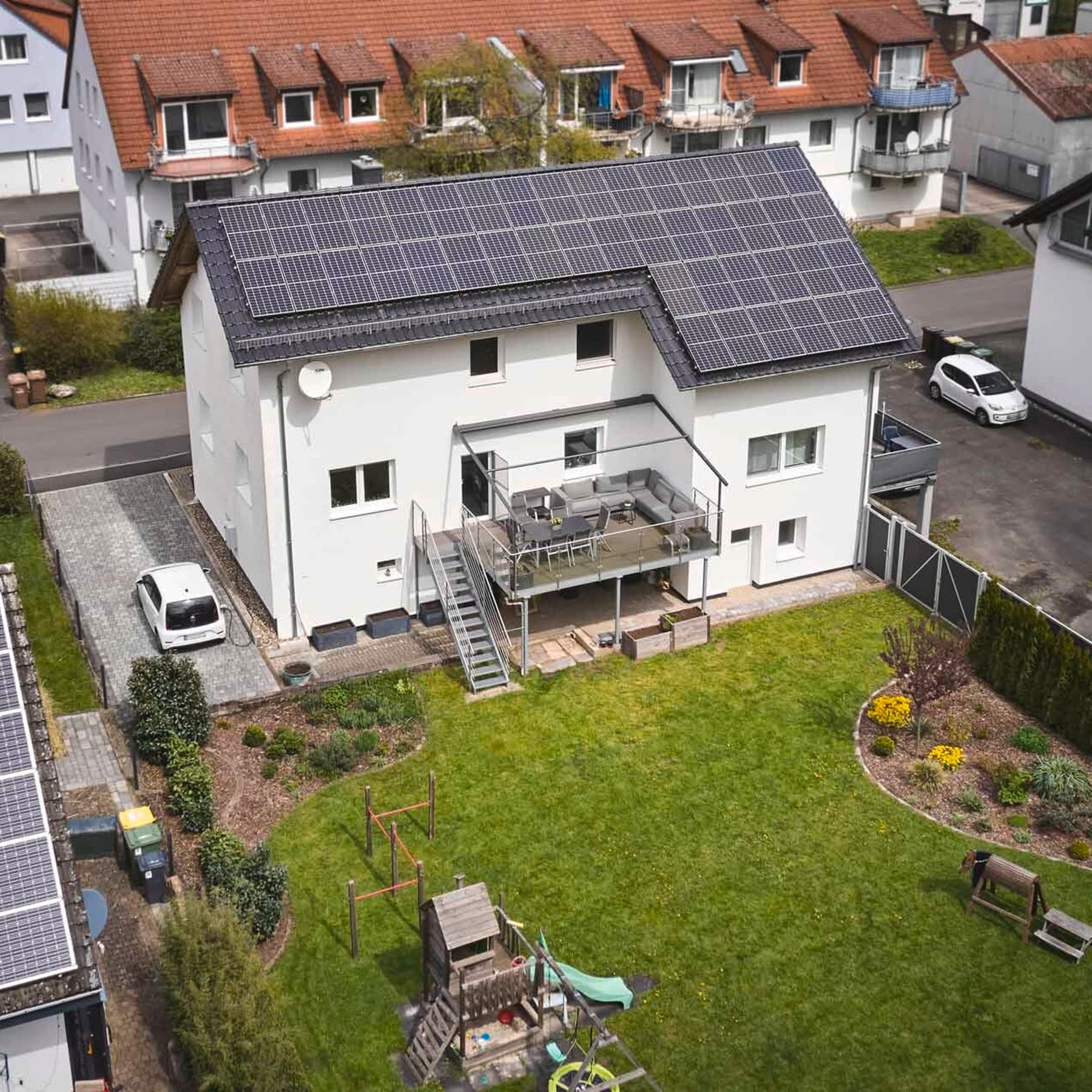 Einfamilienhaus aus Vogelperspektive mit PV-Anlage auf dem Dach