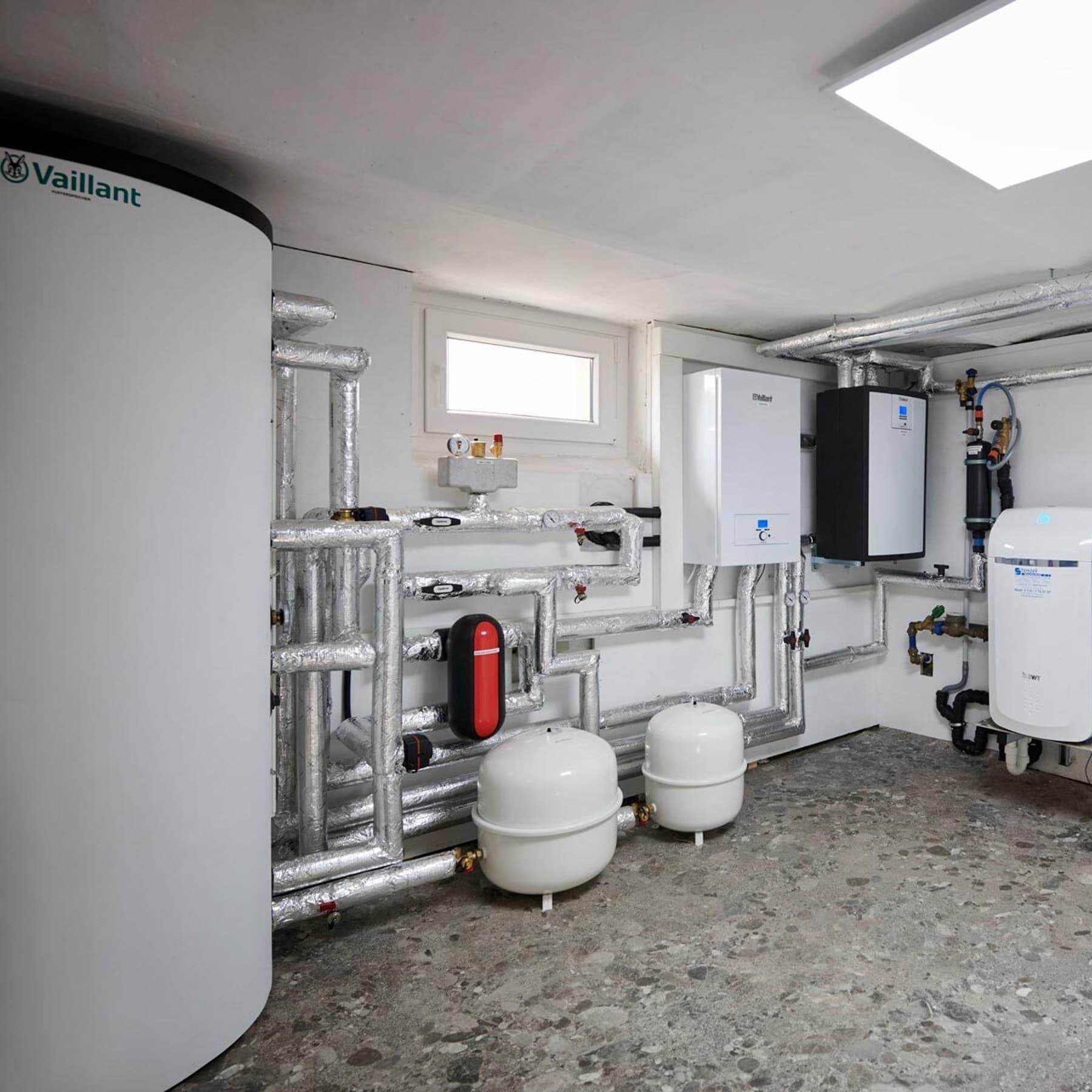 Heizraum mit mehreren Vaillant Geräten