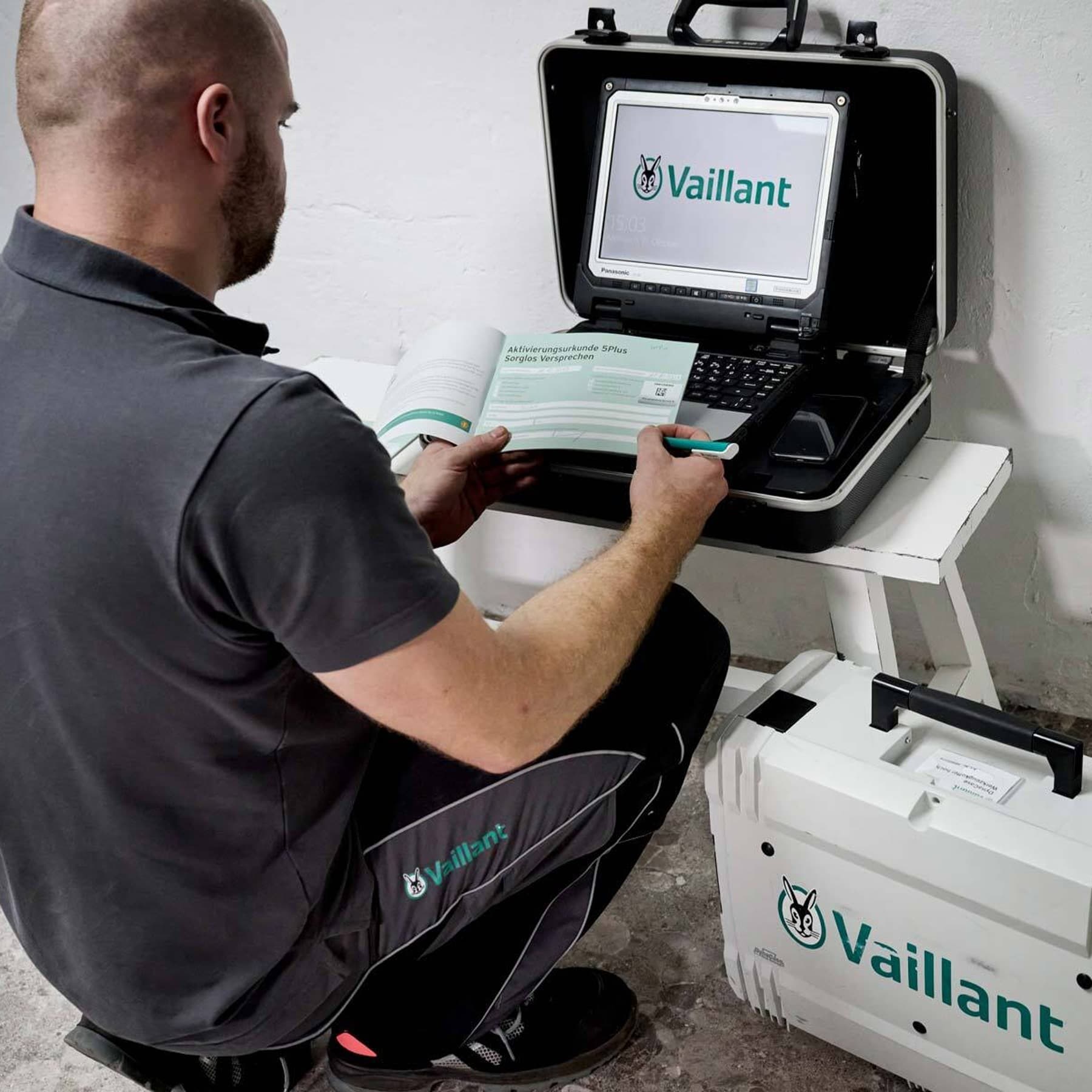 Installateur beim Ausfüllen einer Checkliste