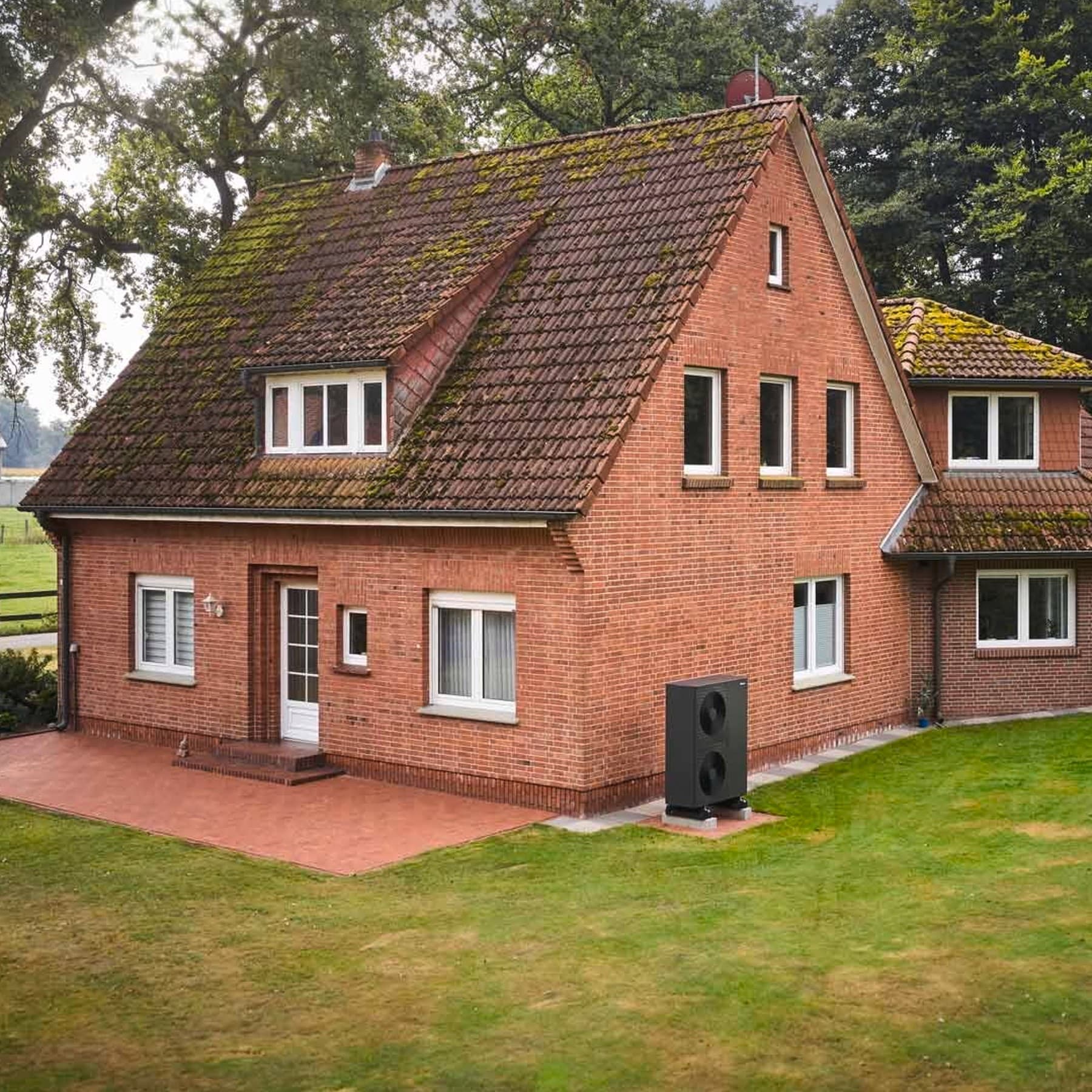 Außenansicht des Hauses mit einer schwarzgrauen Vaillant Wärmepumpe