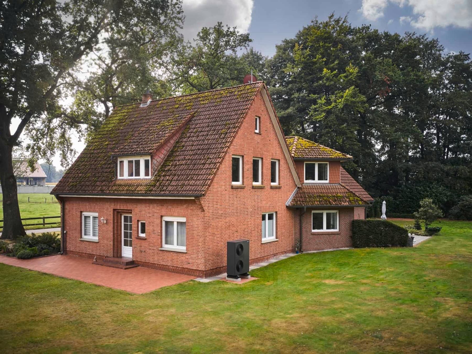 Außenansicht des Hauses mit einer schwarzgrauen Vaillant Wärmepumpe