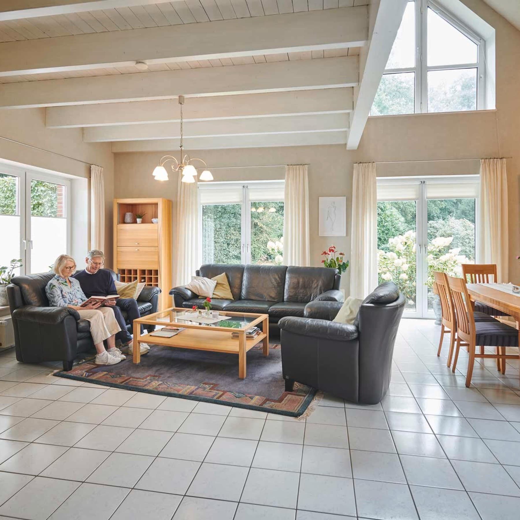 Innenansicht des hellen Wohnzimmers