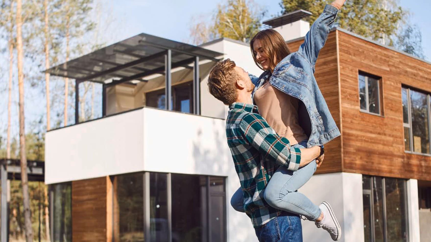 Eine Familie vor einem modernen Neubau