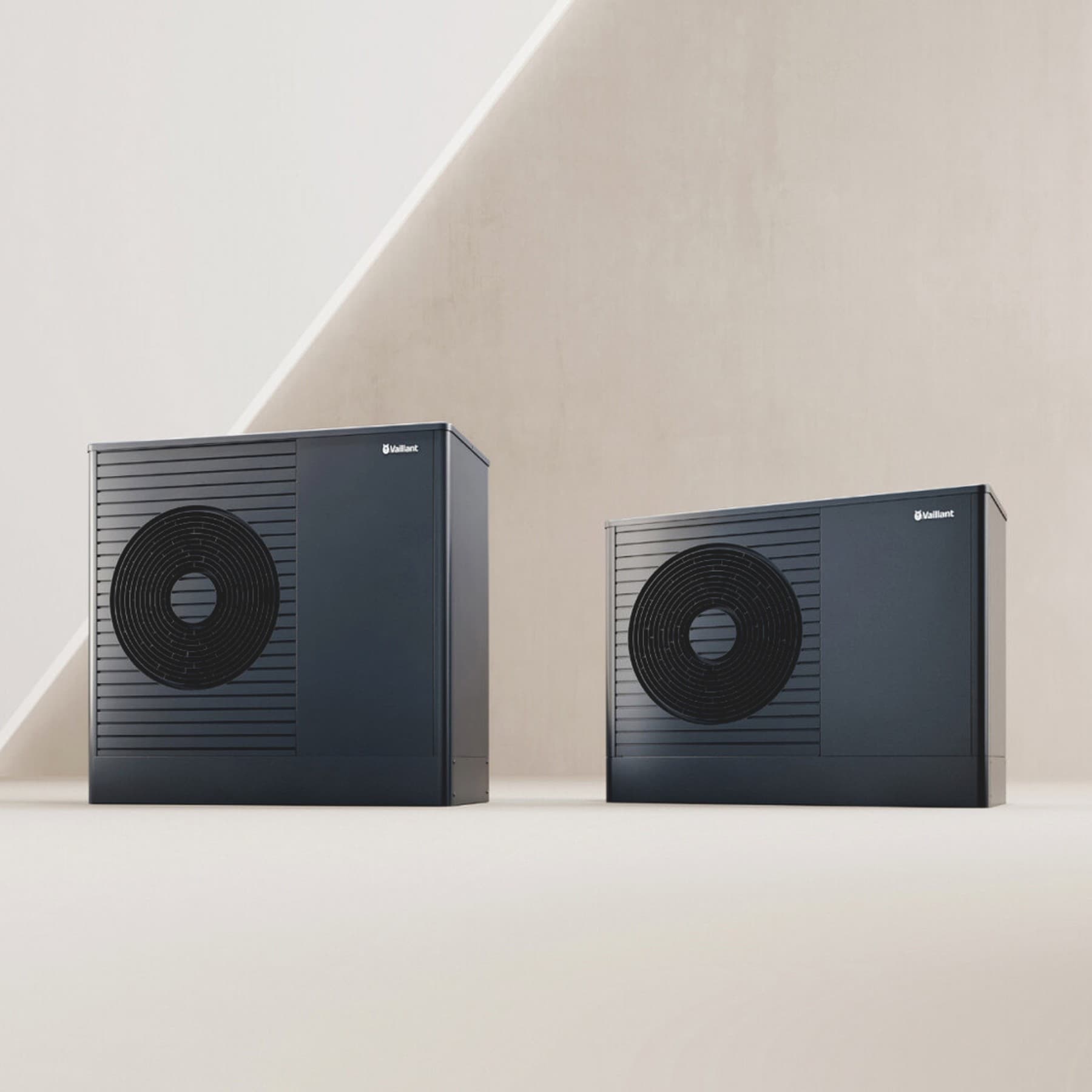 Wärmepumpe aroTHERM plus und aroTHERM pro vor beigem Hintergrund