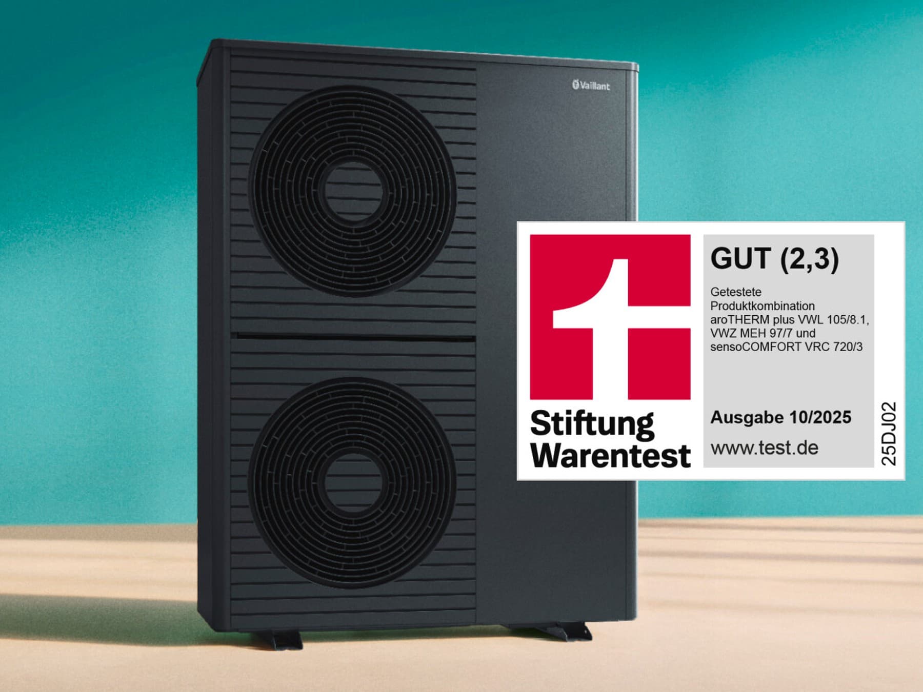 Eine schwarz-graue Vaillant Wärmepumpe mit zwei Ventilatoren steht vor einem grünen Hintergrund. Im Vordergrund an der Wärmepumpe ist ein Siegel von Stiftung Warentest mit der Bewertung gut (2,3) zu sehen.