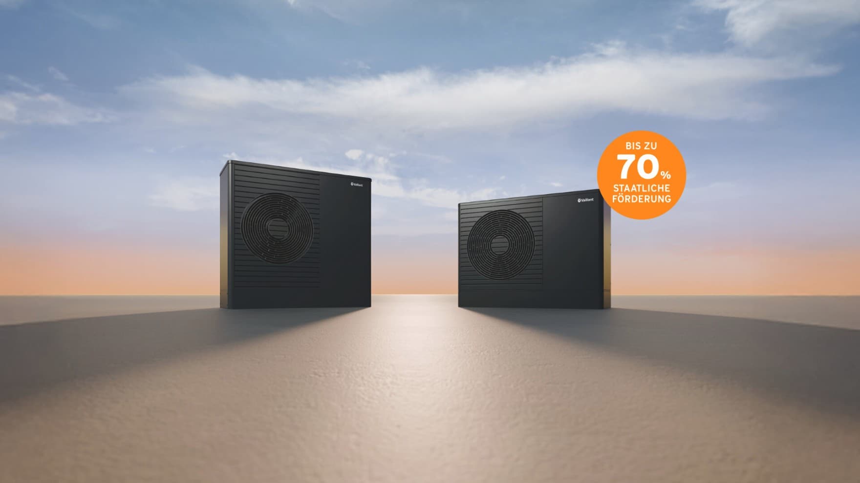 Die Vaillant aroTHERM pro steht vor einem Haus direkt unter dem Fenster rechts neben der Eingangstür. An der Wärmepumpe ist ein orangefarbener Störer "NEU"