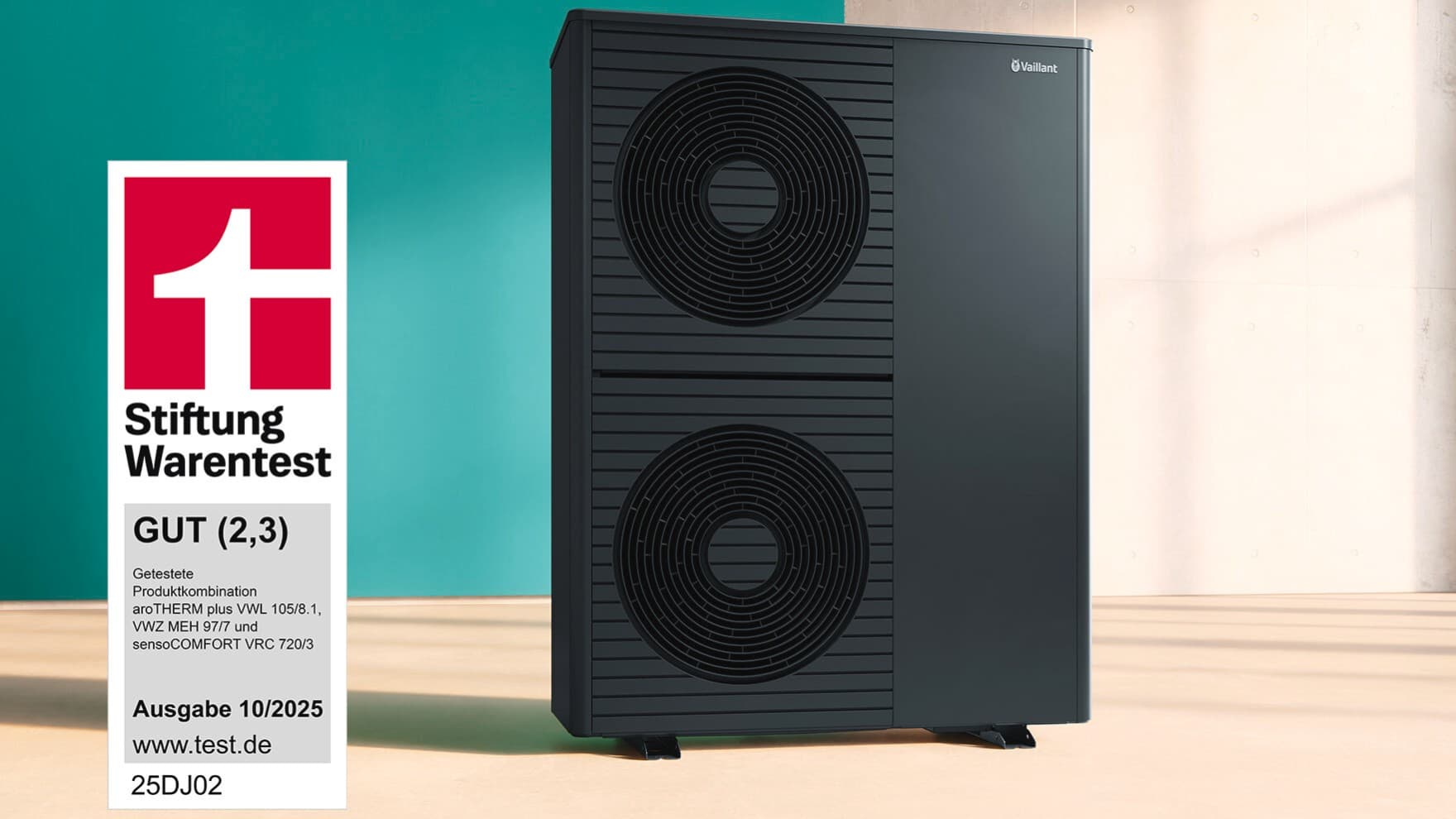 Eine Vaillant Wärmepumpe steht vor einem grünen Hintergrund. Daneben ist ein Siegel der Stiftung Warentest eingeblendet. Es zeigt die Note gut (2,3).
