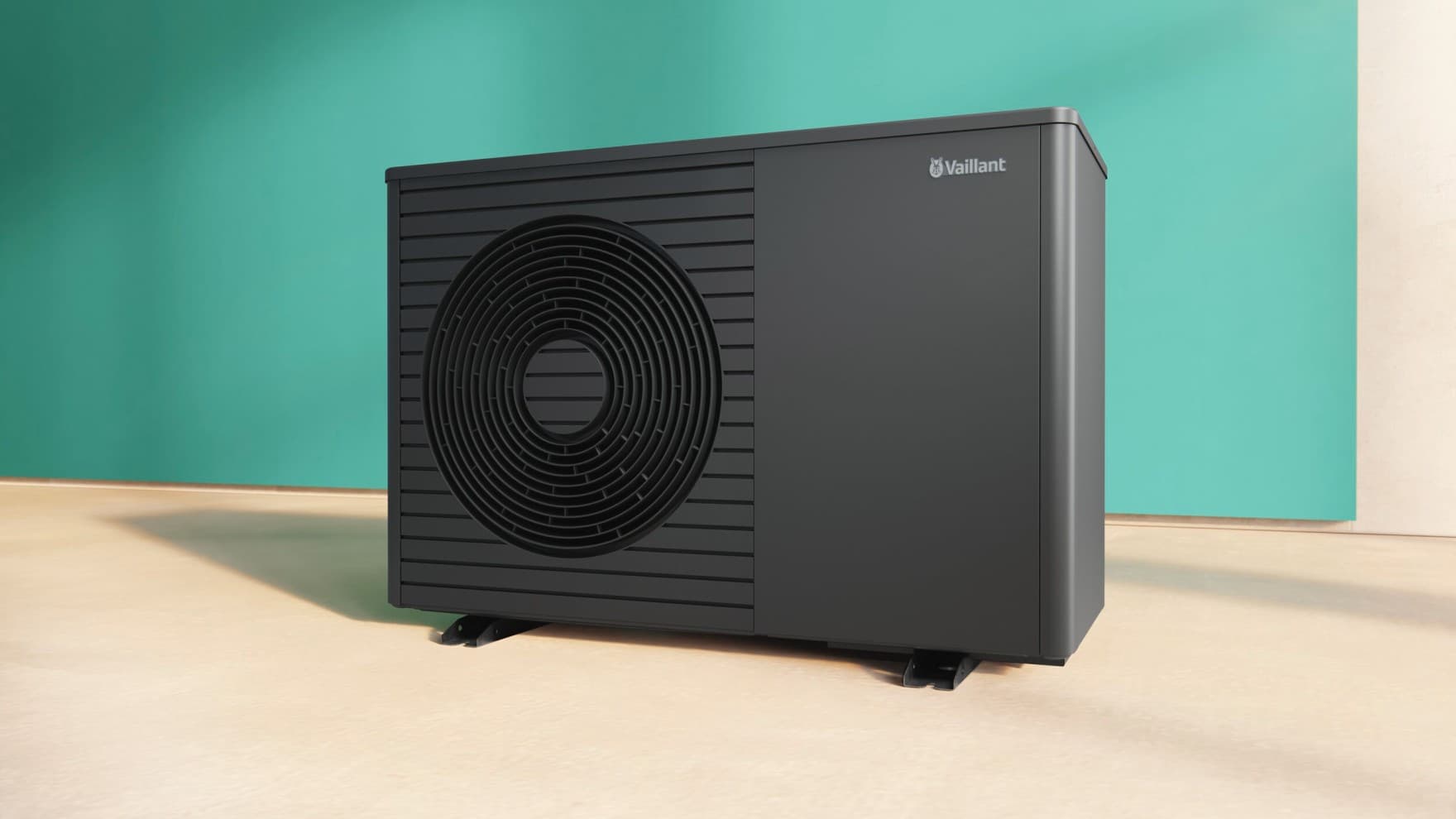 Die neue aroTHERM plus Wärmepumpe vor einer grünen Wand.