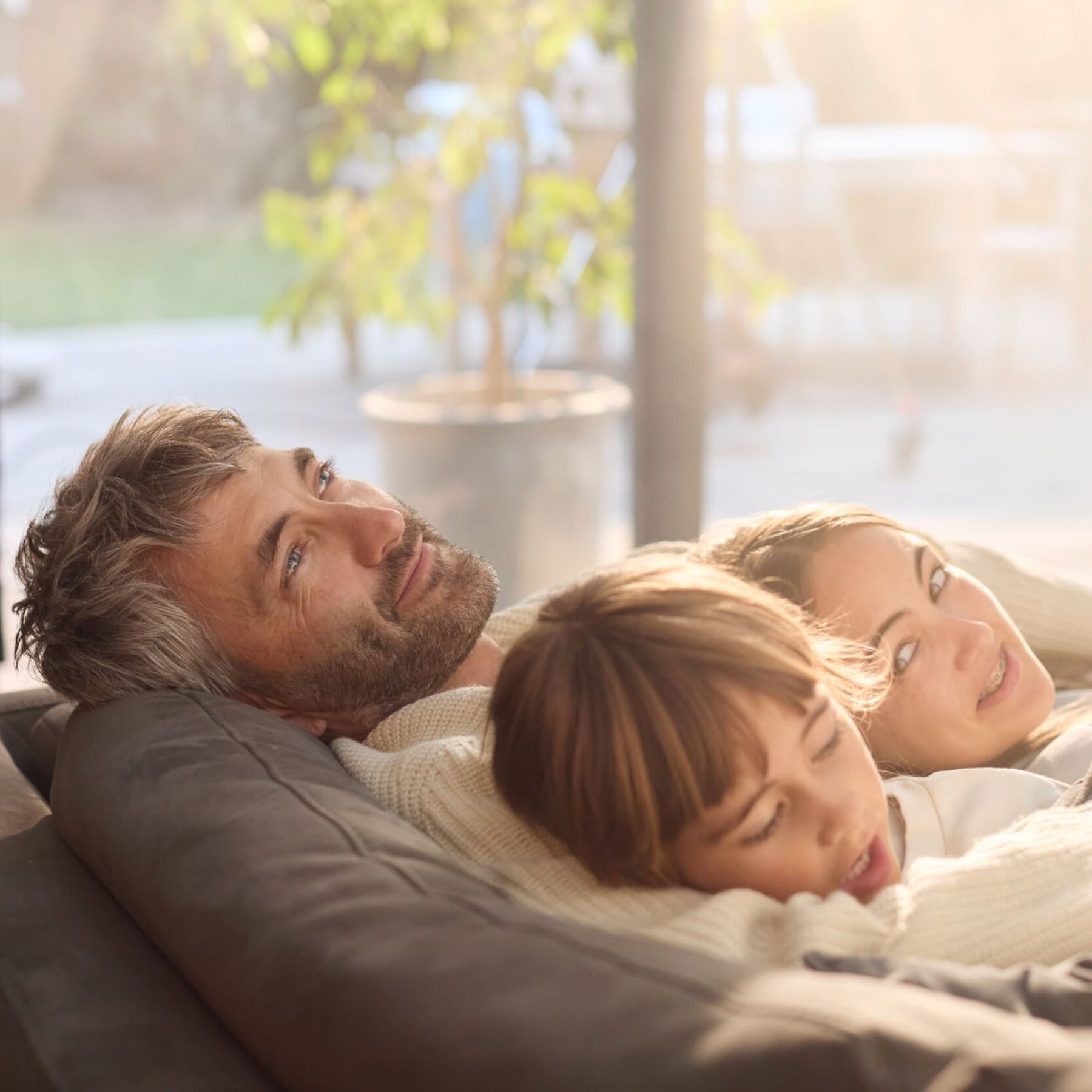 Vater mit Kindern auf der Couch
