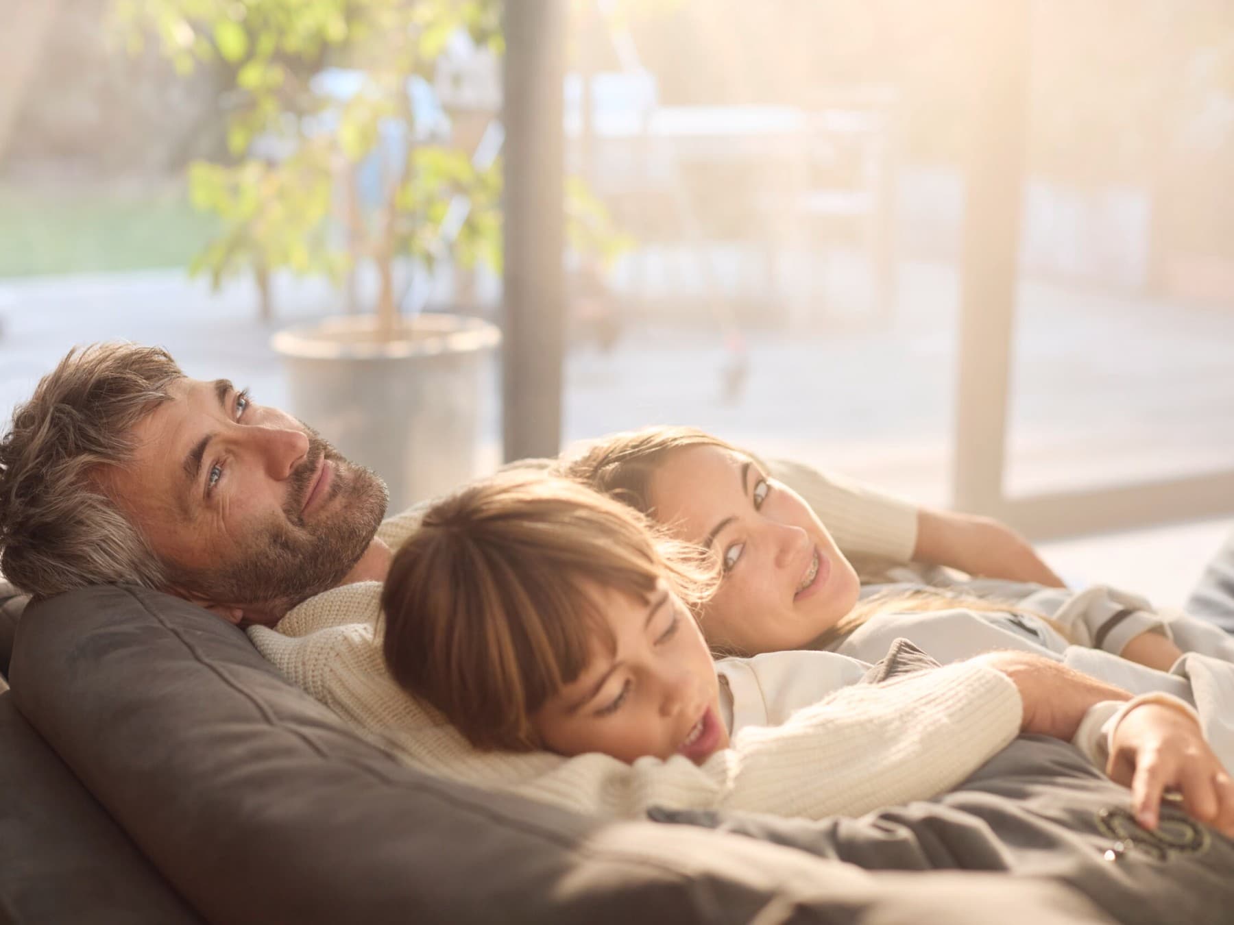 Familie im Wohnzimmer