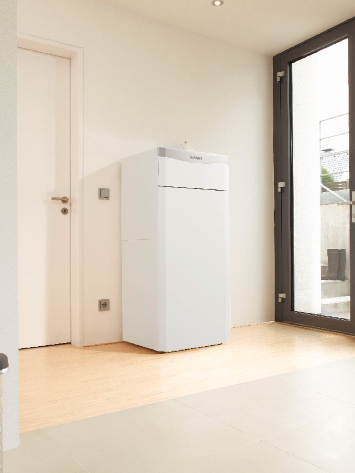 Gas-Kompaktgerät Vaillant ecoCOMPACT steht platzsparend im lichtdurchfluteten Kellerraum.