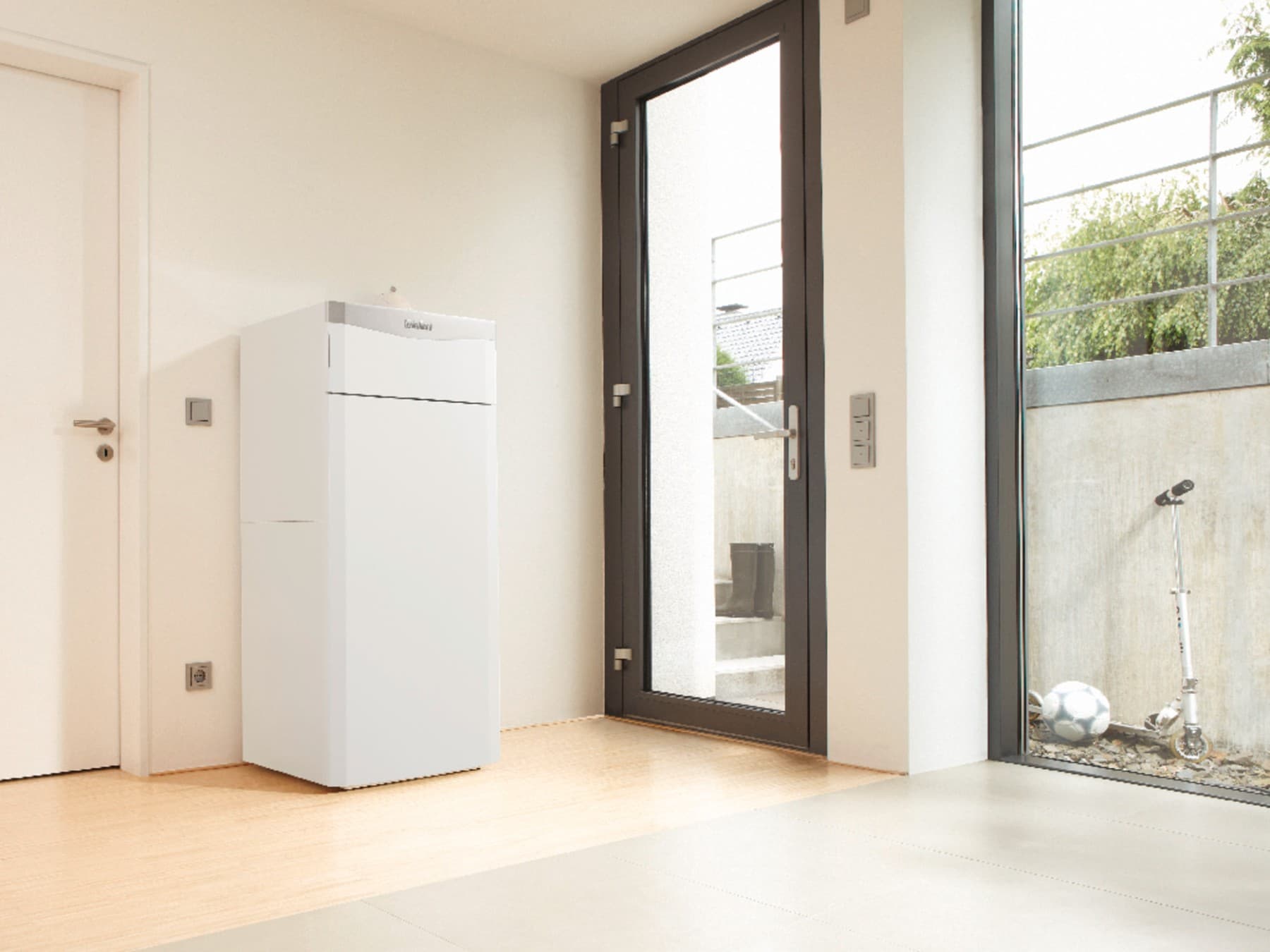 Gas-Kompaktgerät Vaillant ecoCOMPACT steht platzsparend im lichtdurchfluteten Kellerraum.