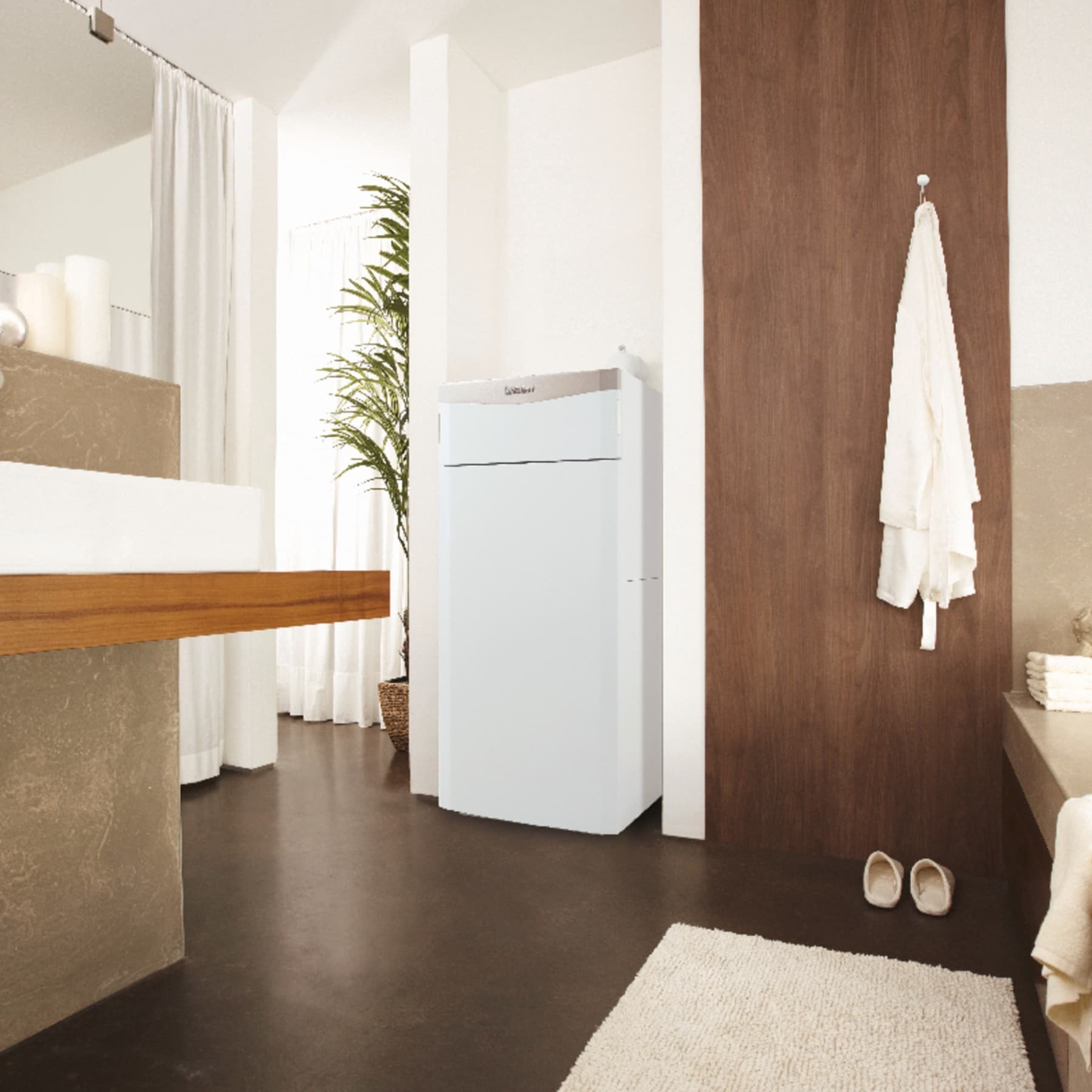 Ein ecoCOMPACT Gerät von Vaillant in einem Badezimmer.