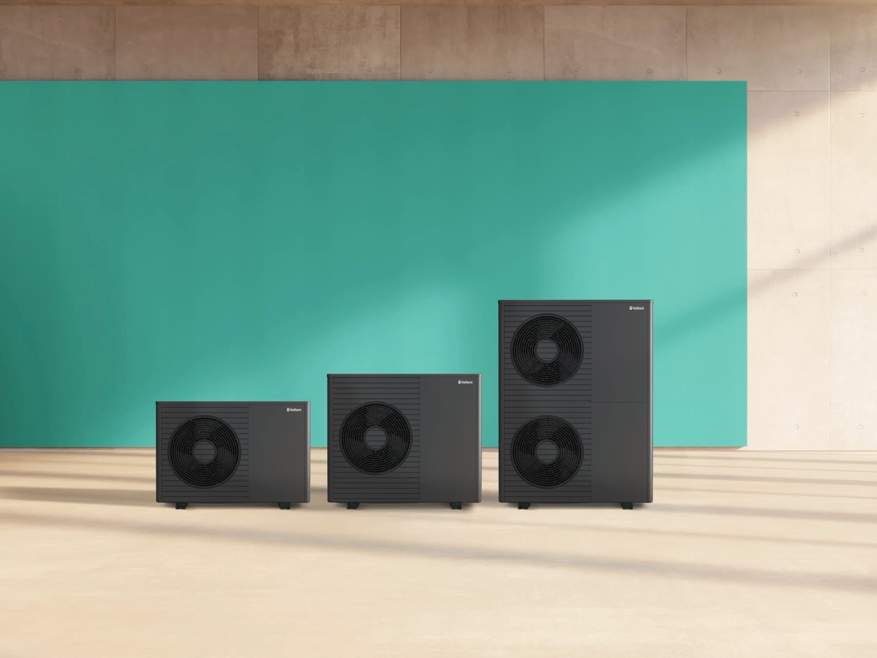 Außeneinheiten der Luft-Wasser-Wärmepumpe aroTHERM plus von Vaillant in verschiedenen Leistungsgrößen.