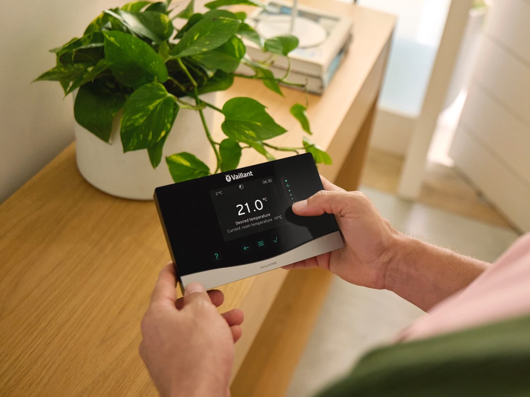 Vaillant sensoHOME wird in der Hand gehalten