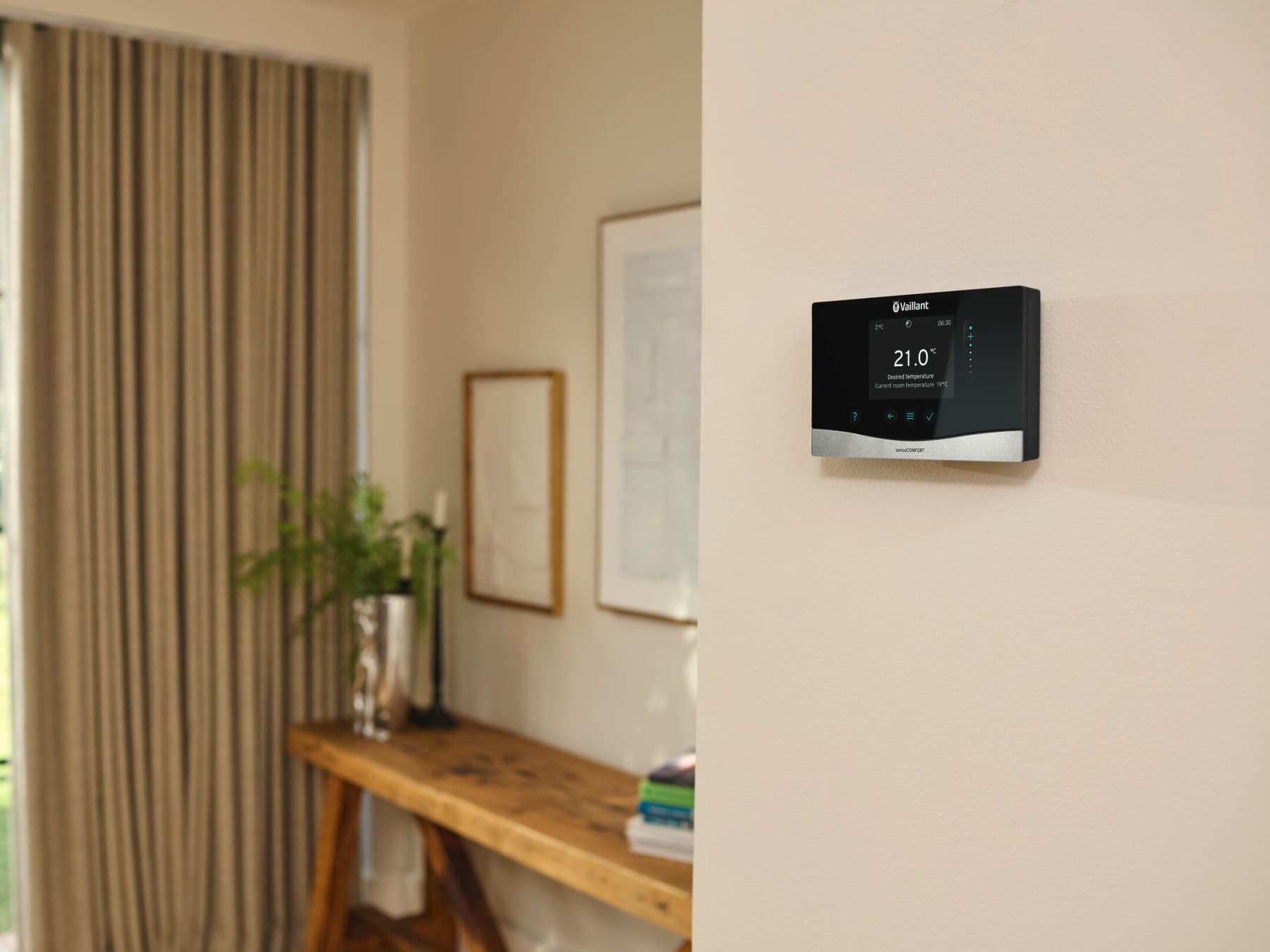 Vaillant sensoCOMFORT an einer Wand hängend