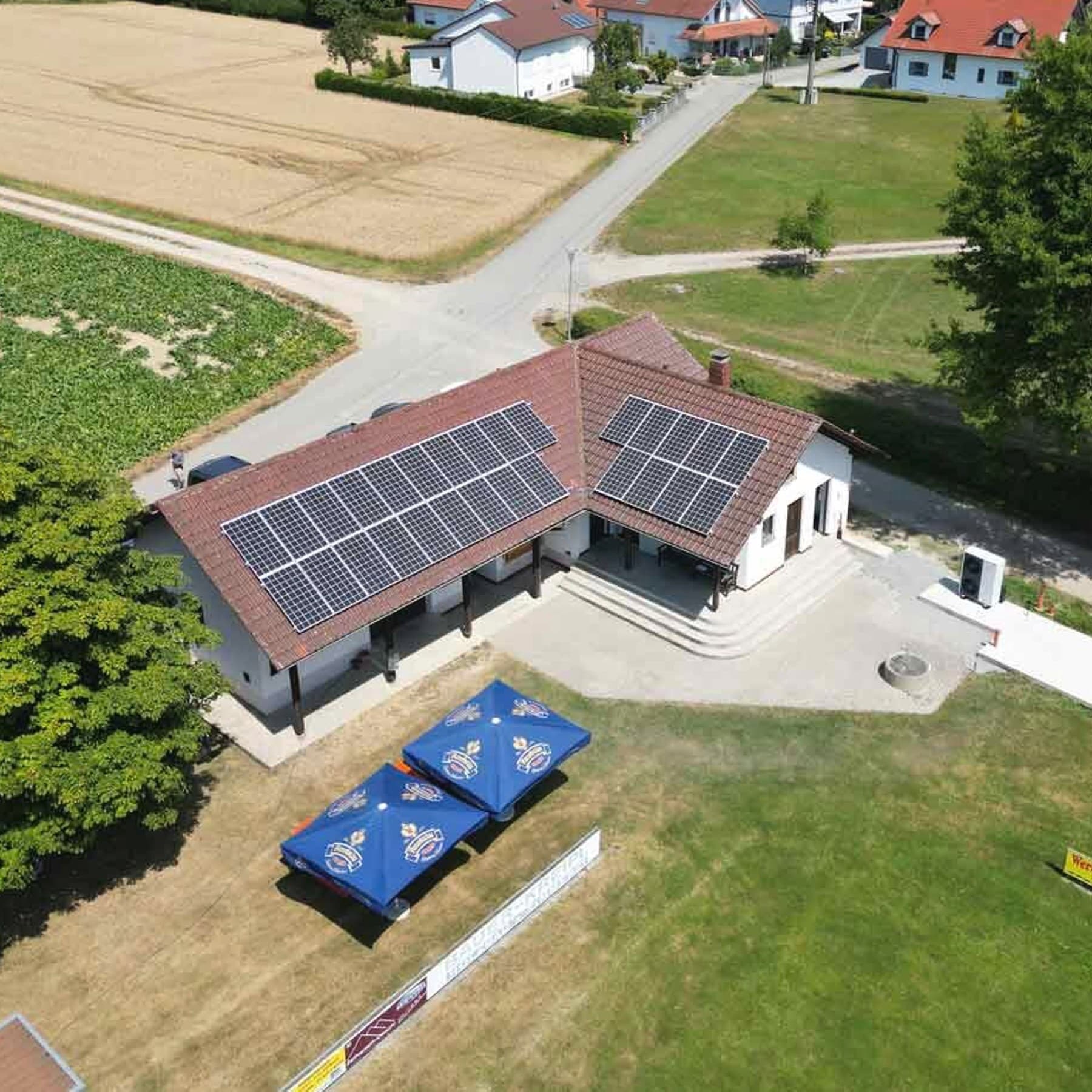 Vereinsheim aus Vogelperspektive mit PV-Anlage auf dem Dach