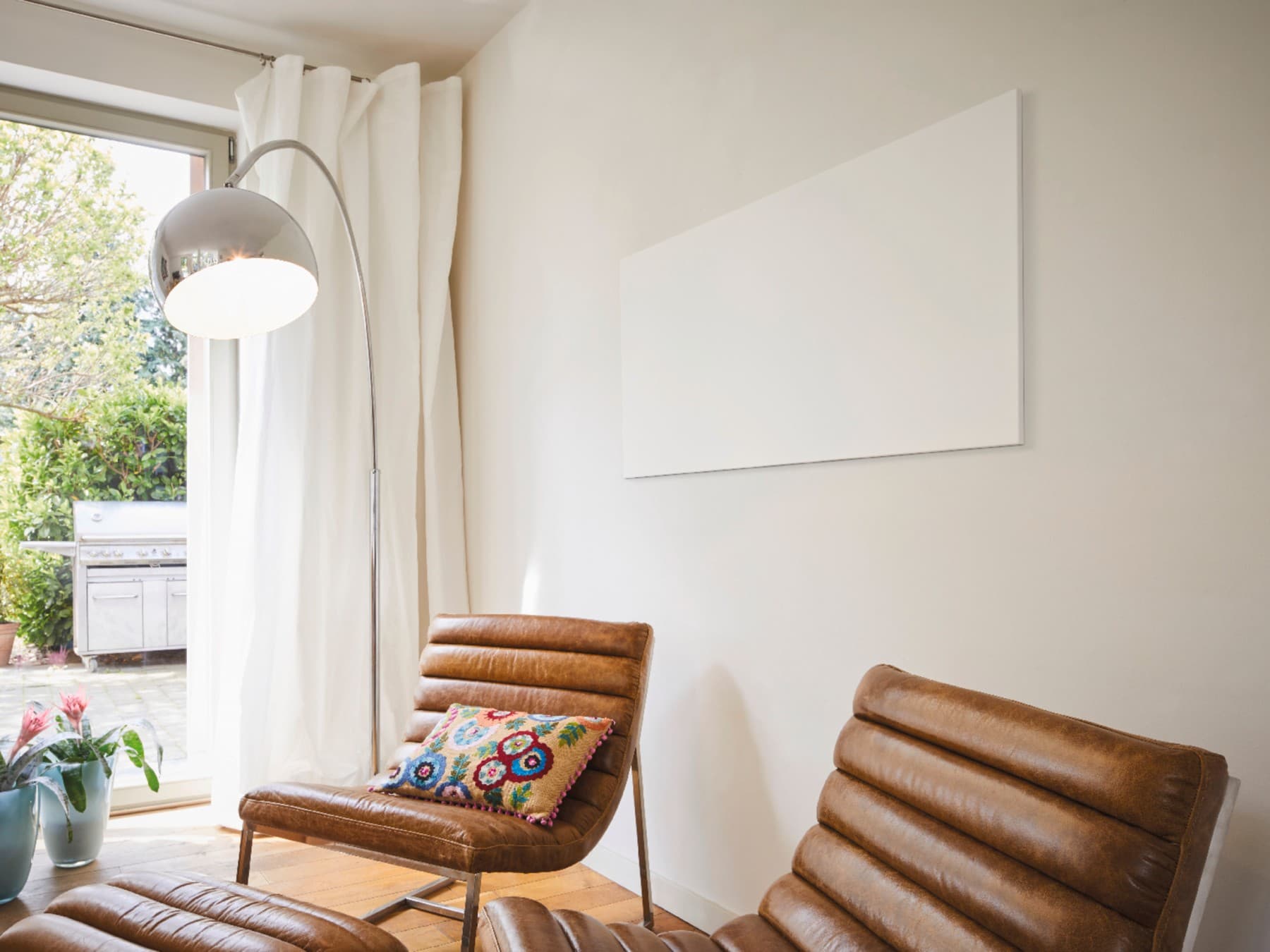 Ein Infrarotheizkörper über einer Sitzecke an der Wand