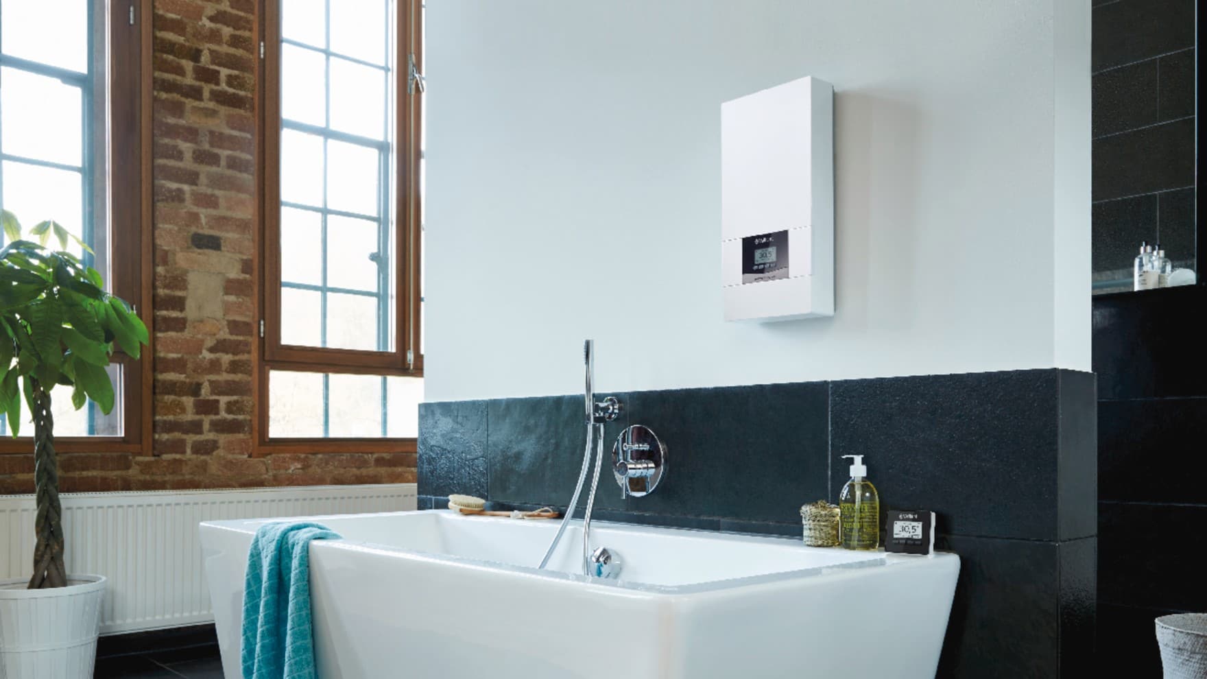 electronicVED plus hängt in einem Badezimmer über der Badewanne an der Wand