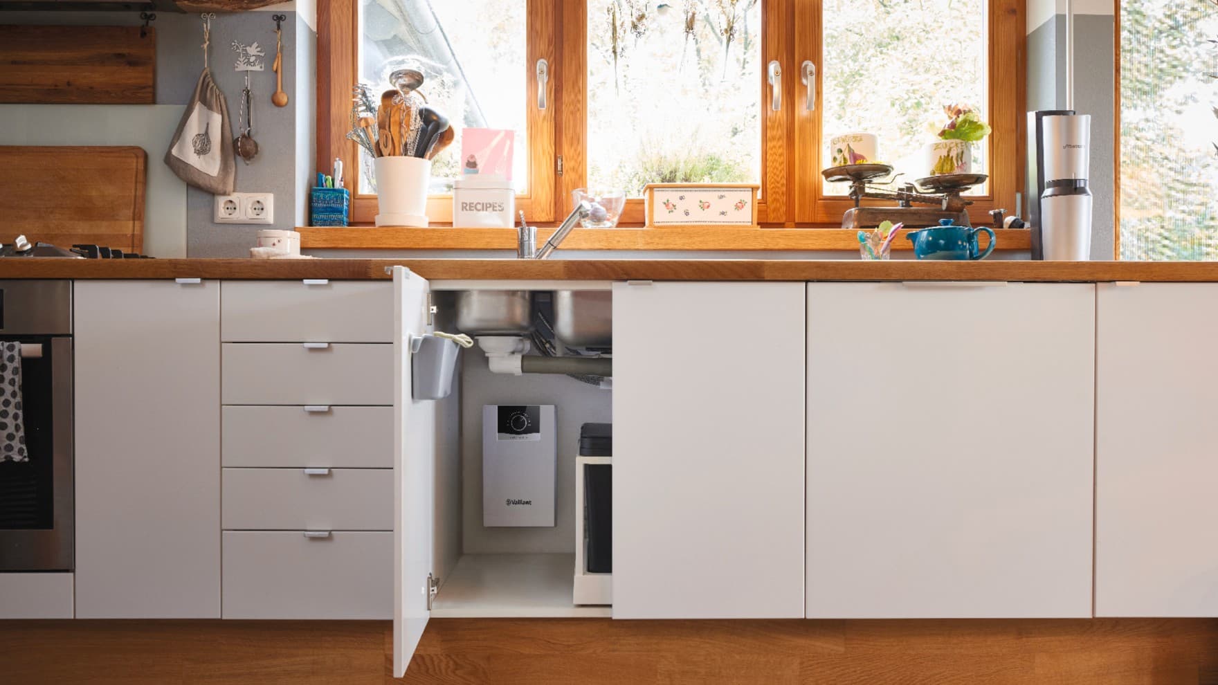 electronicVED lite von Vaillant hängt in einer Küche unter der Spüle