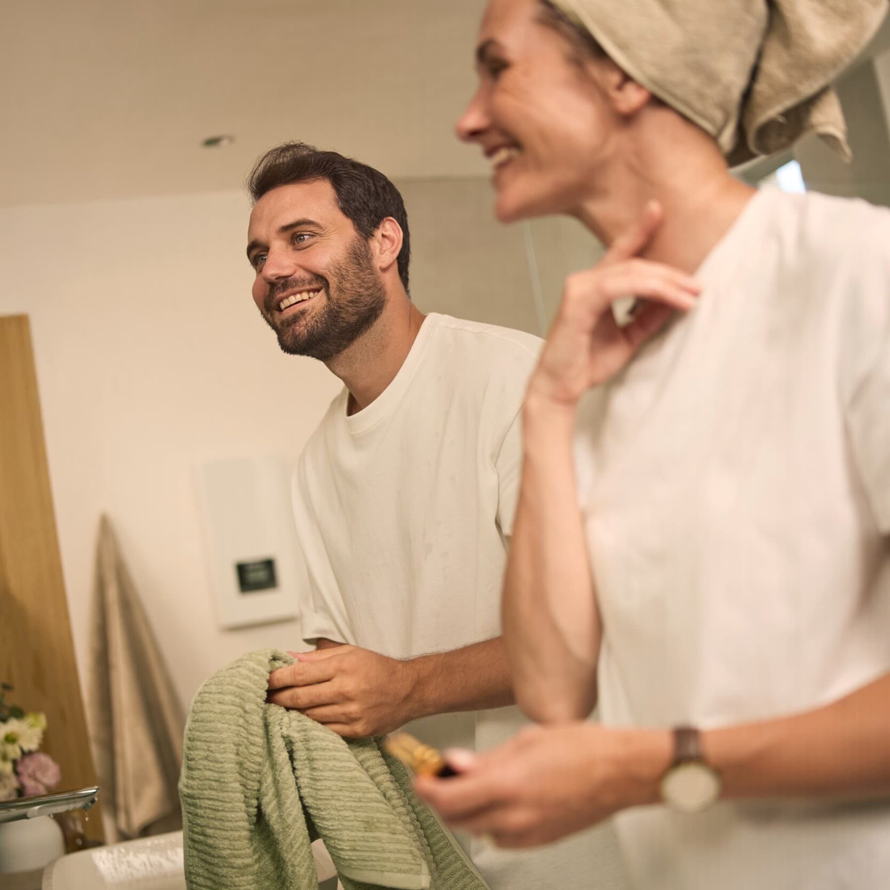 Lachendes Pärchen im Badezimmer