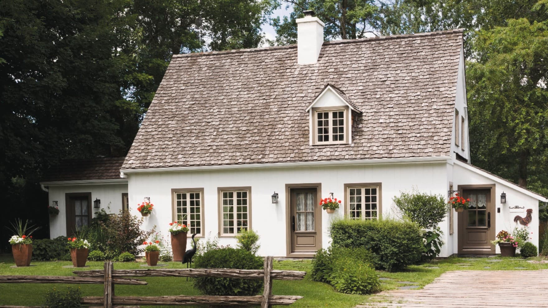 Außenansicht eines älteren Einfamilienhauses