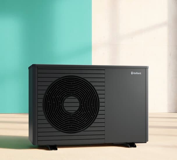 Die Vaillant Wärmepumpe aroTHERM plus vor einer grünen Wand.