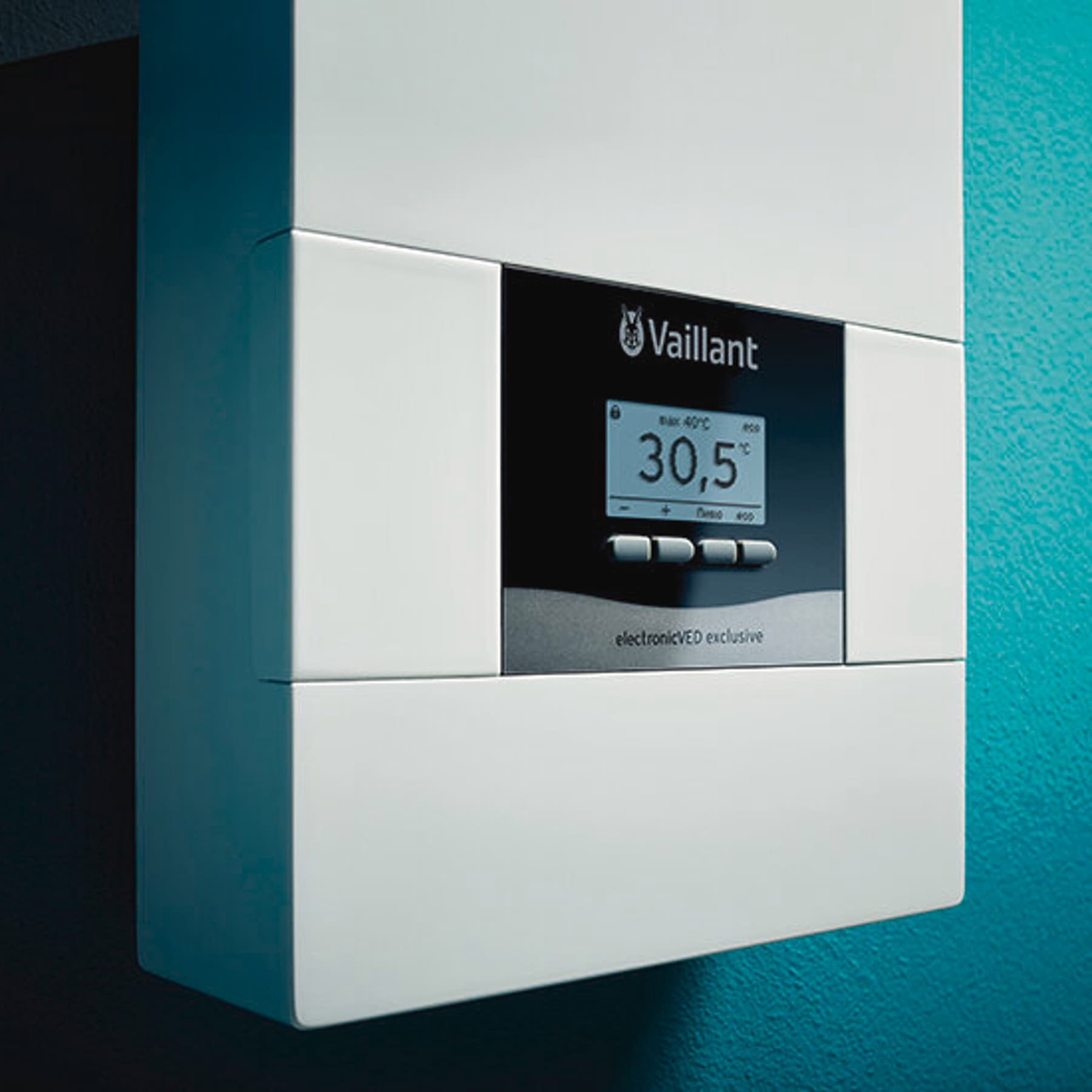 Ein Vaillant Durchlauferhitzer mit digitalem Bedienfeld in Nahaufnahme.