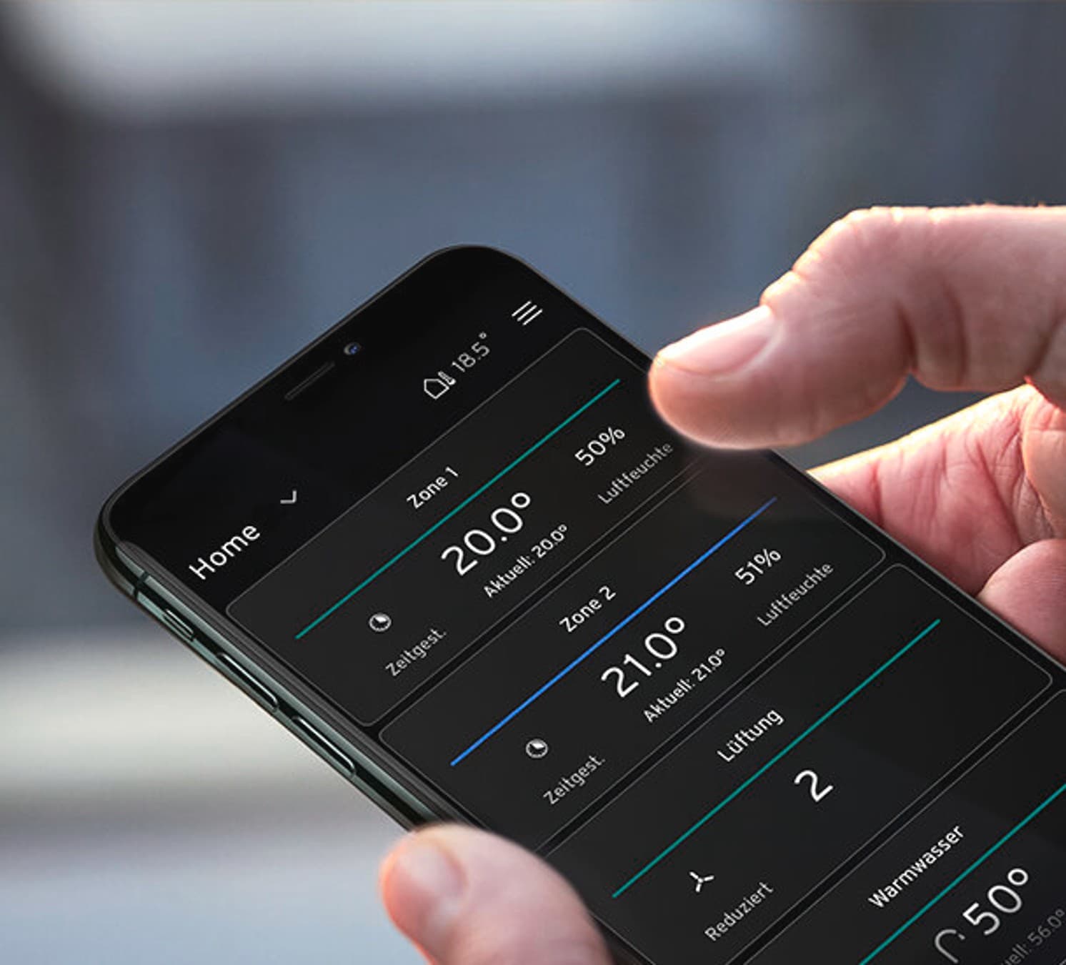 Ein Smartphone liegt in einer Hand, auf dem Display ist die Oberfläche von EnergiePLUS zu sehen.