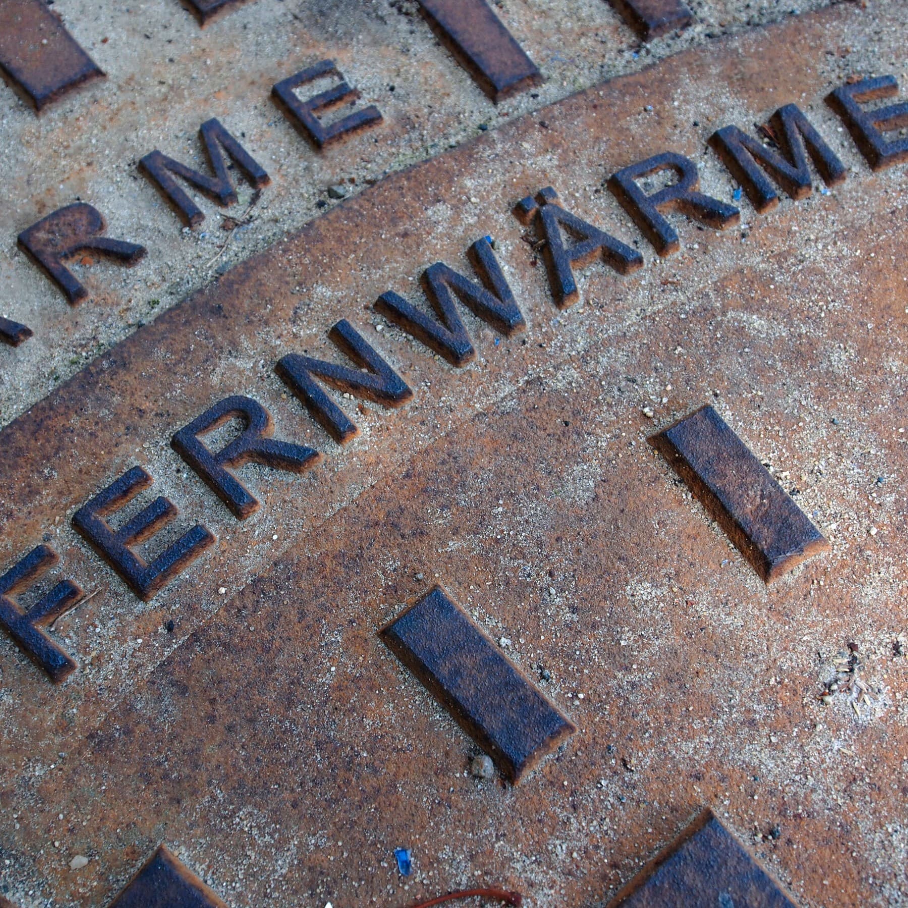 Detailansicht eines Fernwärme-Gullydeckels