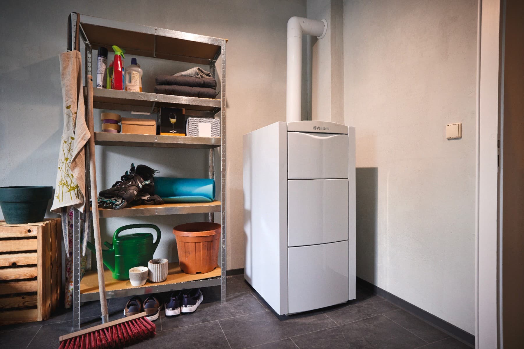 Der Vaillant Gas-Brennwertkessel ecovit exclusive in einem Heizkeller.