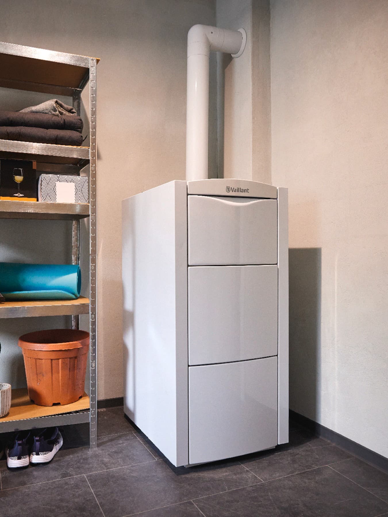 Gas-Brennwertkessel ecoVIT exclusiv von Vaillant steht im Keller neben einem Regal.
